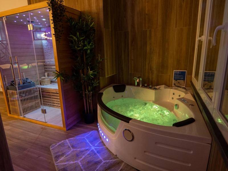 Baignoire balnéo lumineuse et sauna privatif - Capsule Luna Park - Jacuzzi - Sauna - Jeux & Arcades - Billard - Netflix...