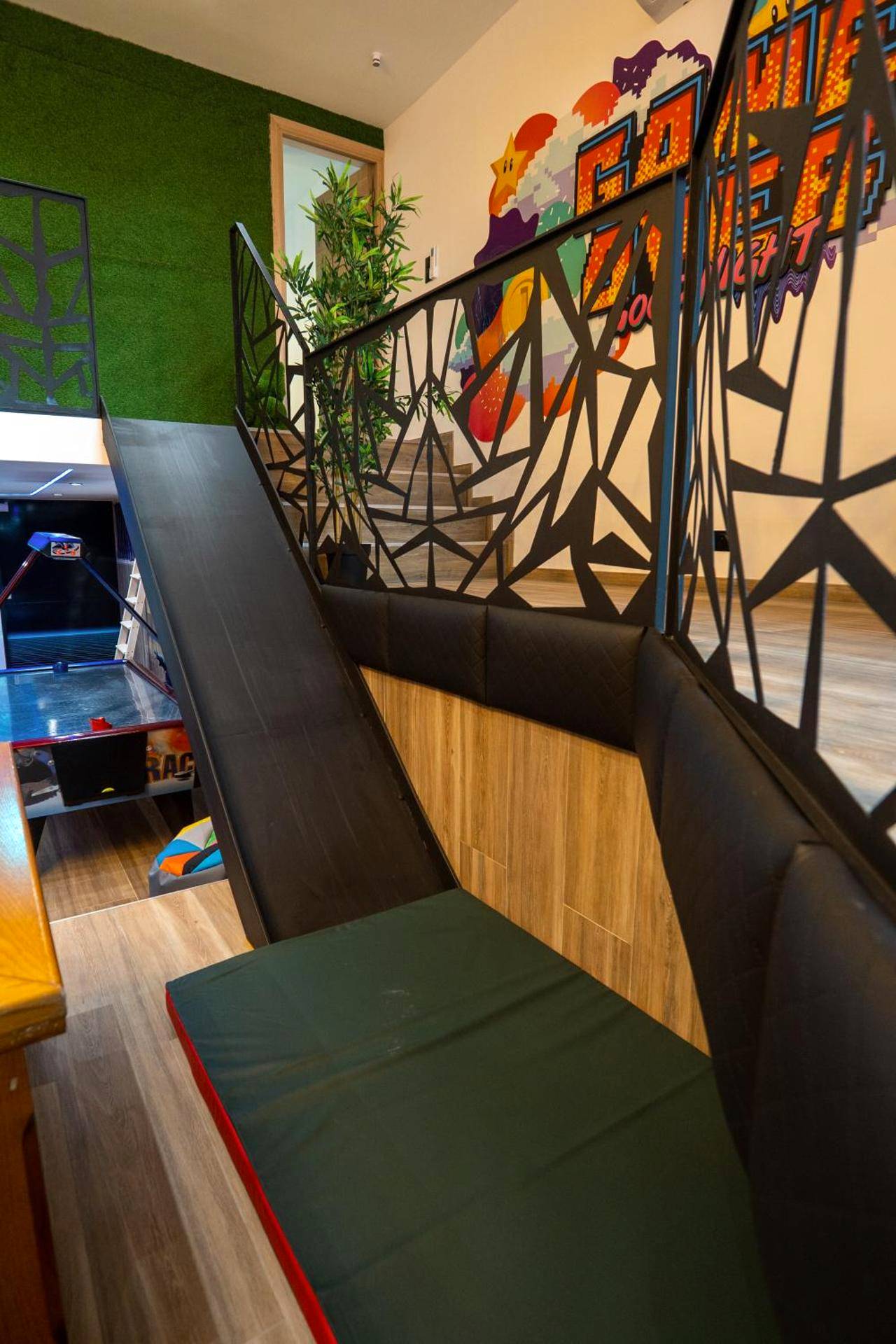 Toboggan intérieur et escalier design - Capsule Luna Park - Jacuzzi - Sauna - Jeux & Arcades - Billard - Netflix & Home...