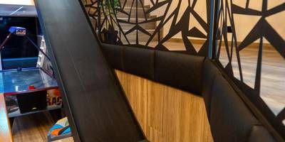 Toboggan intérieur et escalier design - Capsule Luna Park - Jacuzzi - Sauna - Jeux & Arcades - Billard - Netflix & Home...
