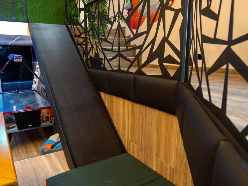 Toboggan intérieur et escalier design - Capsule Luna Park - Jacuzzi - Sauna - Jeux & Arcades - Billard - Netflix & Home...