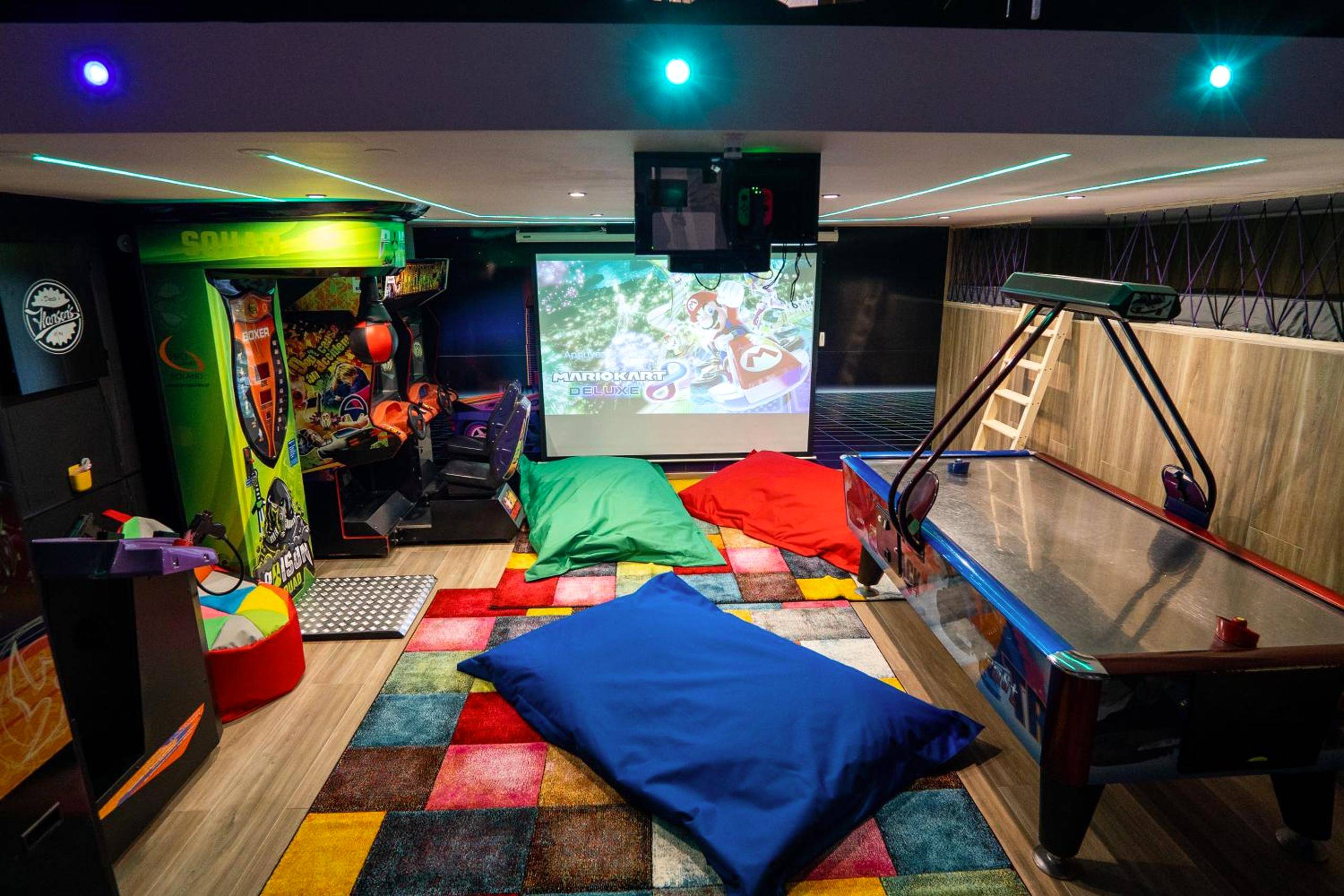 Espace arcade avec jeux vidéo et air hockey - Capsule Luna Park - Jacuzzi - Sauna - Jeux & Arcades - Billard - Netflix &...