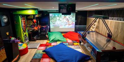 Espace arcade avec jeux vidéo et air hockey - Capsule Luna Park - Jacuzzi - Sauna - Jeux & Arcades - Billard - Netflix &...