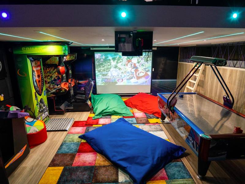 Espace arcade avec jeux vidéo et air hockey - Capsule Luna Park - Jacuzzi - Sauna - Jeux & Arcades - Billard - Netflix &...