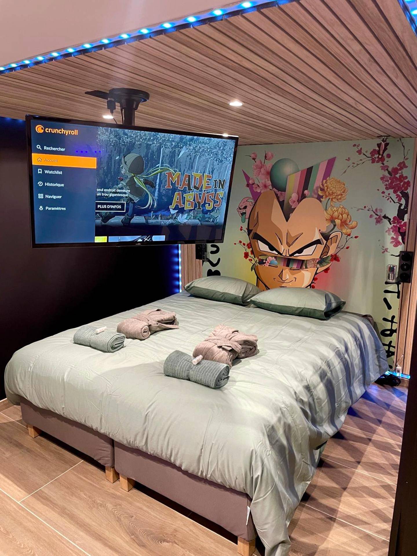 Lit double avec peignoirs et écran géant - Capsule Manga - Jacuzzi - Billard - Nintendo Switch - Netflix