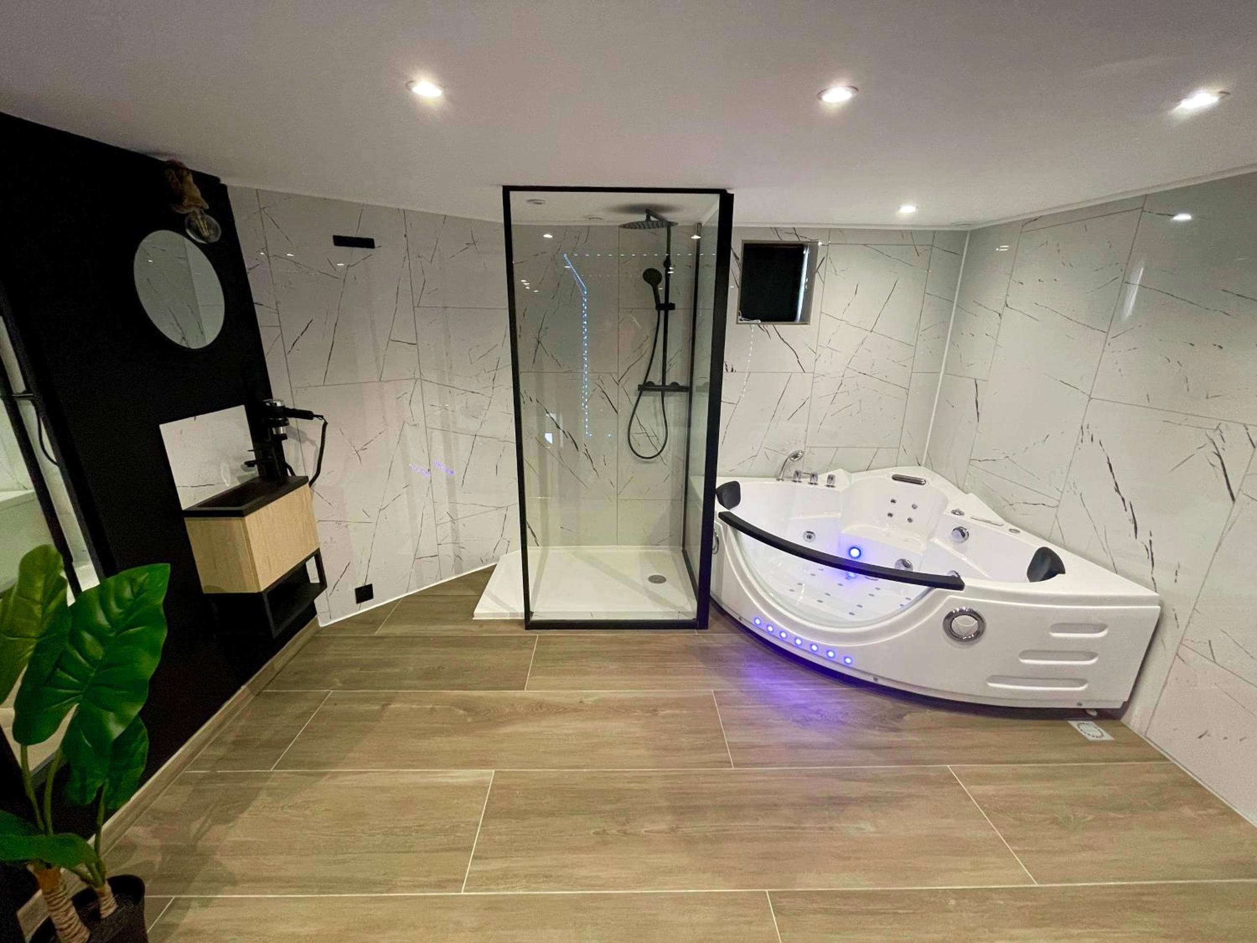 Salle de bain avec jacuzzi et douche italienne - Capsule Manga - Jacuzzi - Billard - Nintendo Switch - Netflix