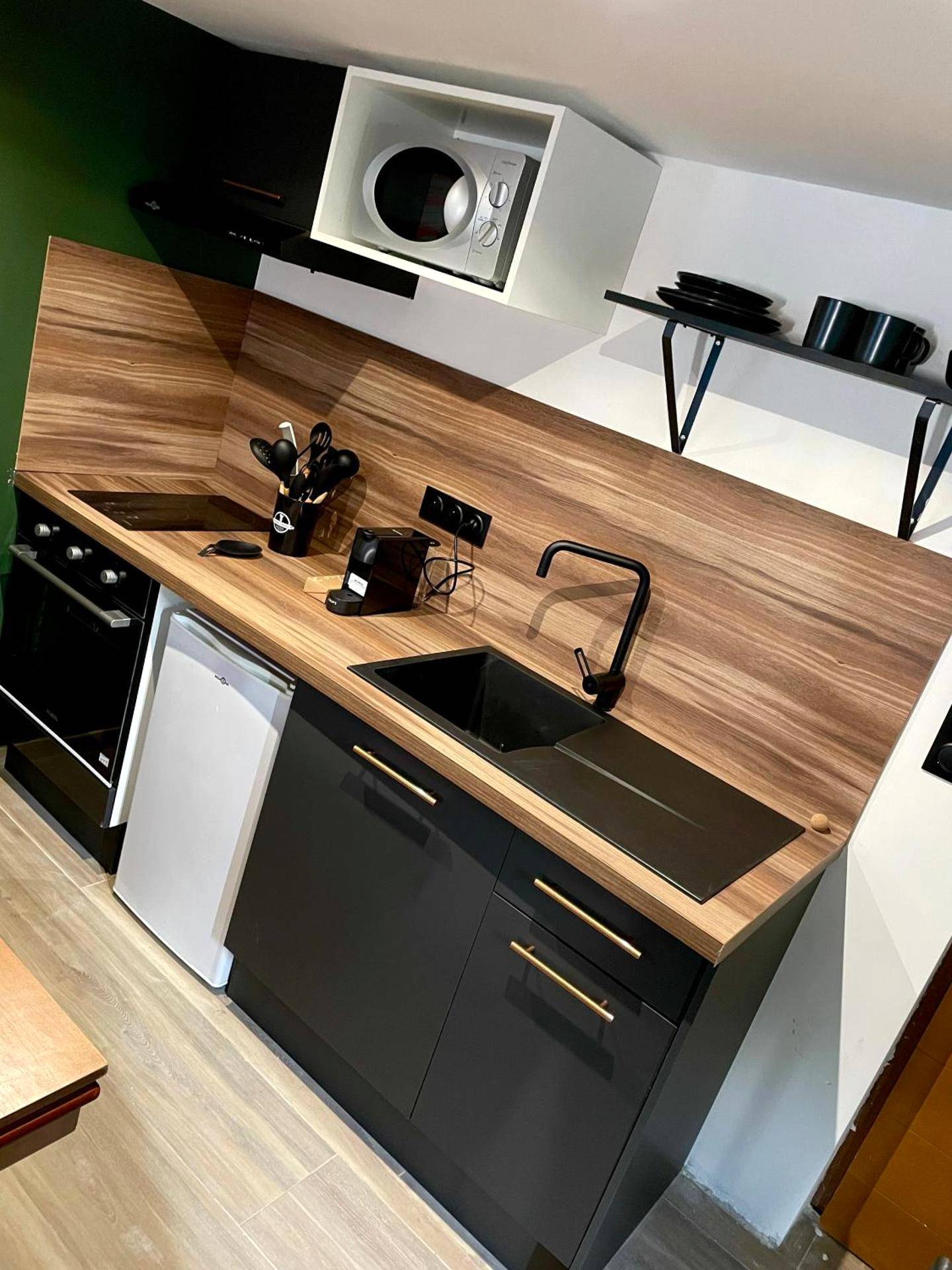 Cuisine équipée moderne avec plan de travail bois - Capsule Manga - Jacuzzi - Billard - Nintendo Switch - Netflix