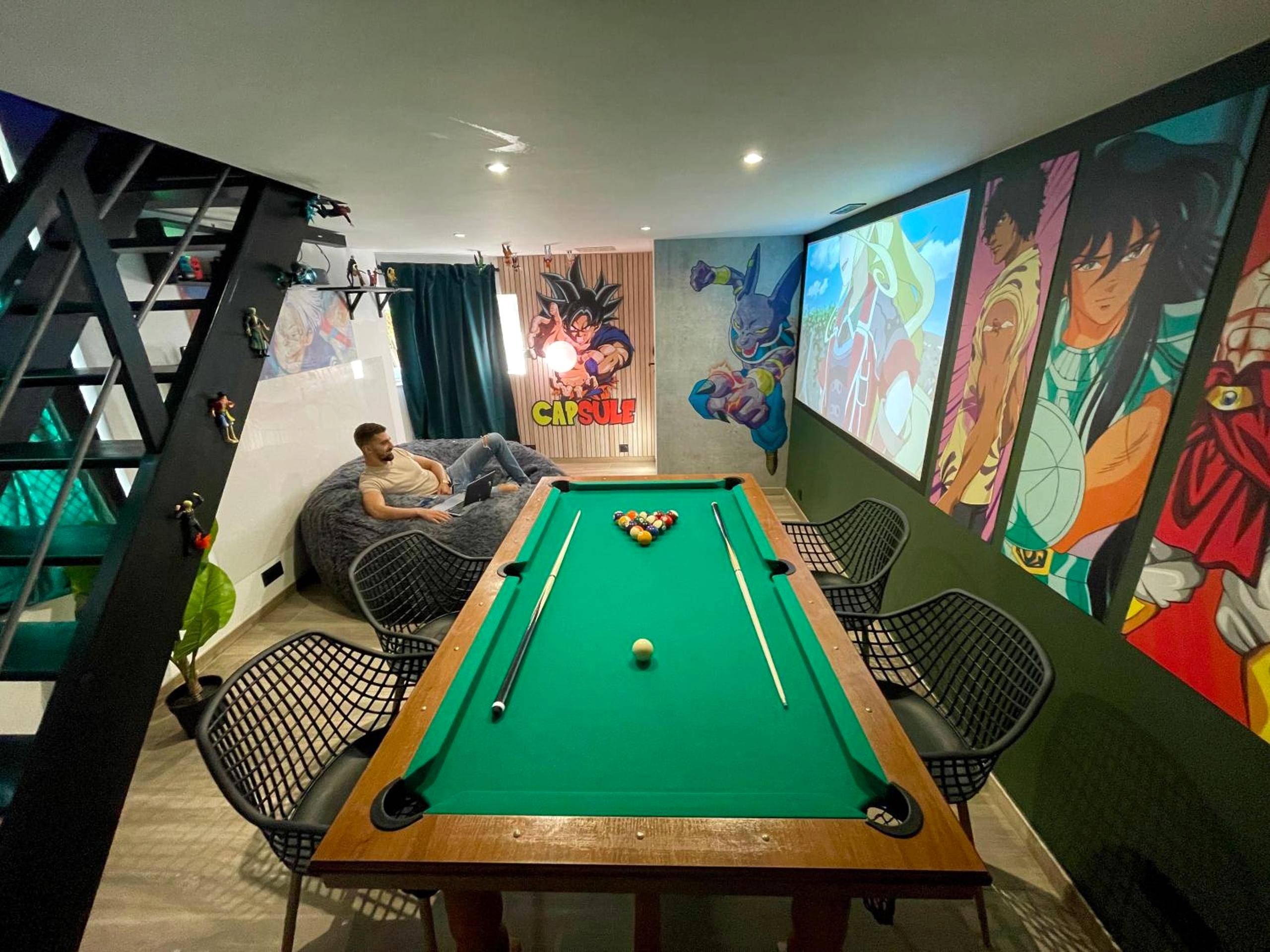 Espace de loisirs avec billard et décorations - Capsule Manga - Jacuzzi - Billard - Nintendo Switch - Netflix