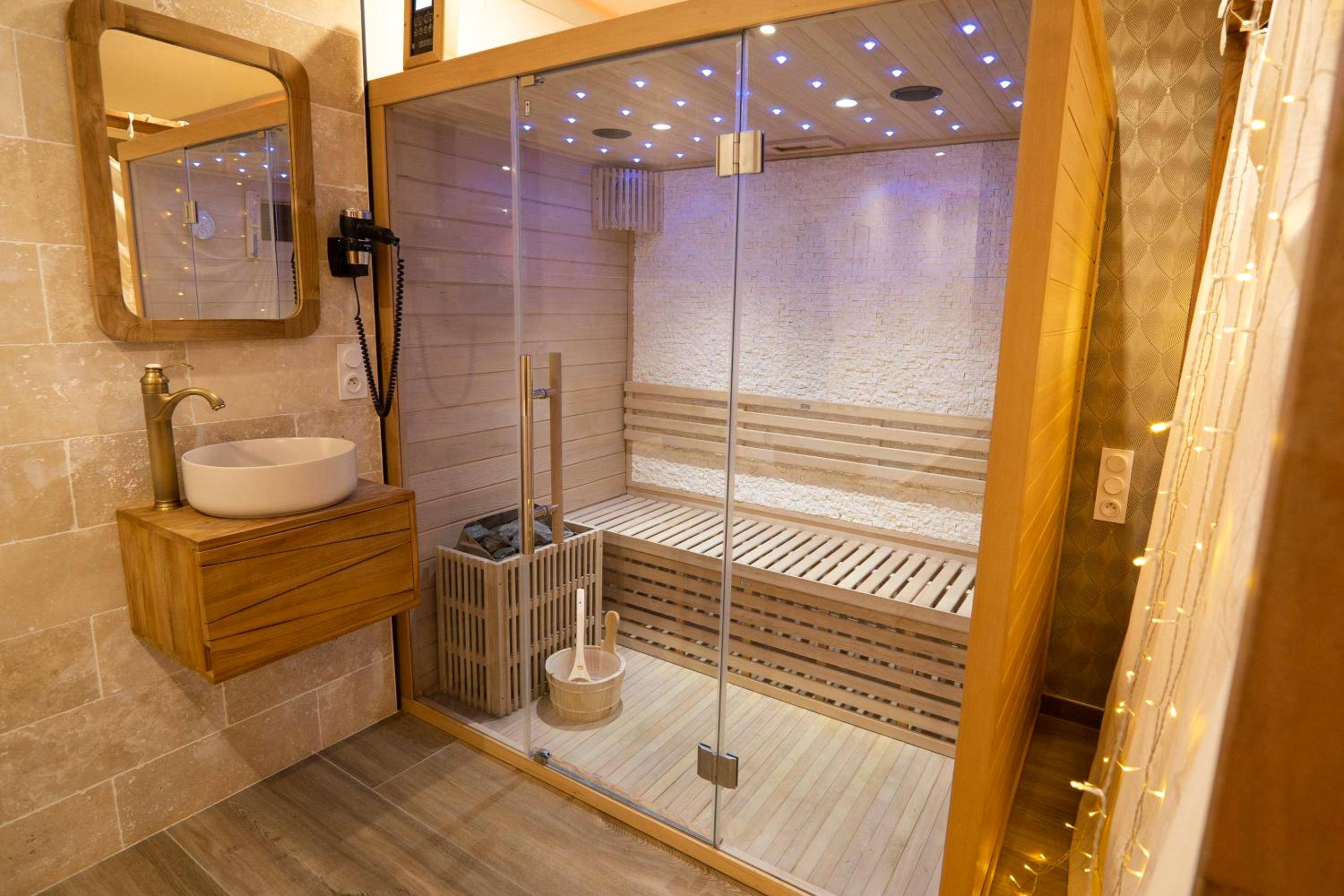 Sauna vitré avec ciel étoilé et vasque en bois - Capsule Marrakech I Chicha I Sauna I Balnéo I Console PS5 I Cinéma