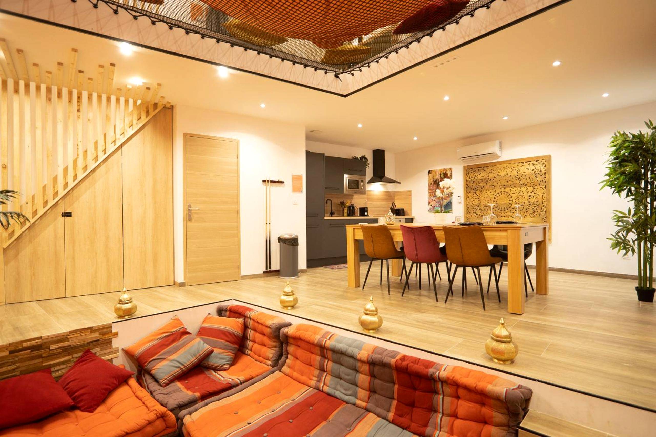 Salon avec banquettes orientales et filet d'étage - Capsule Marrakech I Chicha I Sauna I Balnéo I Console PS5 I Cinéma