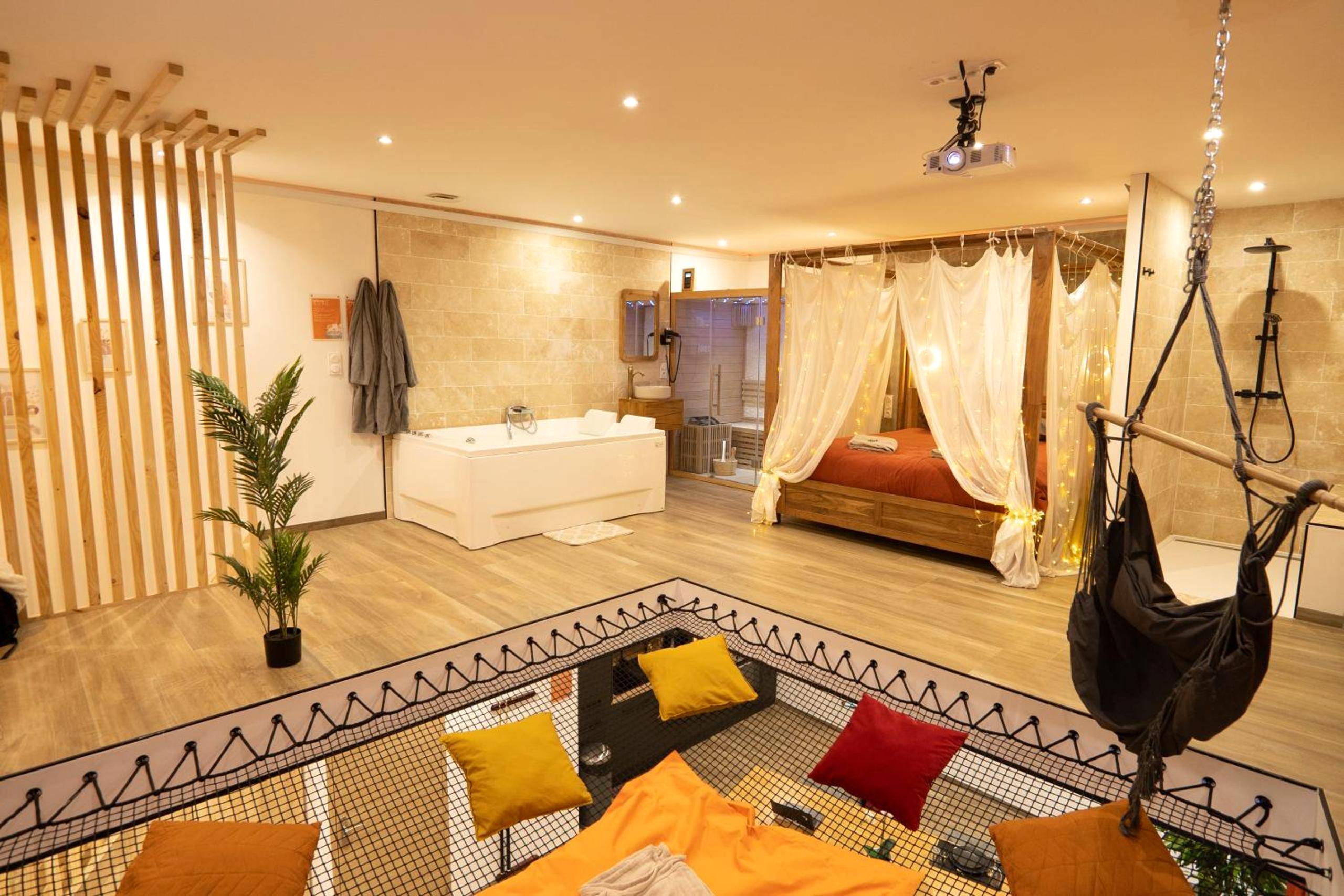 Vue d'ensemble avec filet, jacuzzi et baldaquin - Capsule Marrakech I Chicha I Sauna I Balnéo I Console PS5 I Cinéma