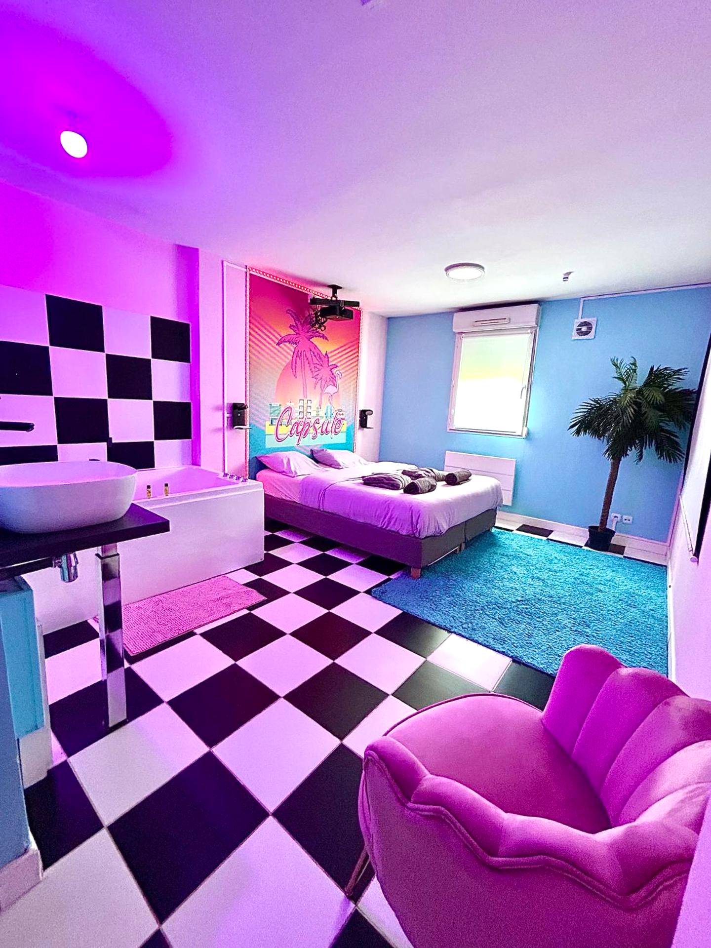 Espace nuit et salon au décor rétro coloré - Capsule Miami Vice - Jacuzzi - Billard - Ecran cinéma & Netflix - Ping -...