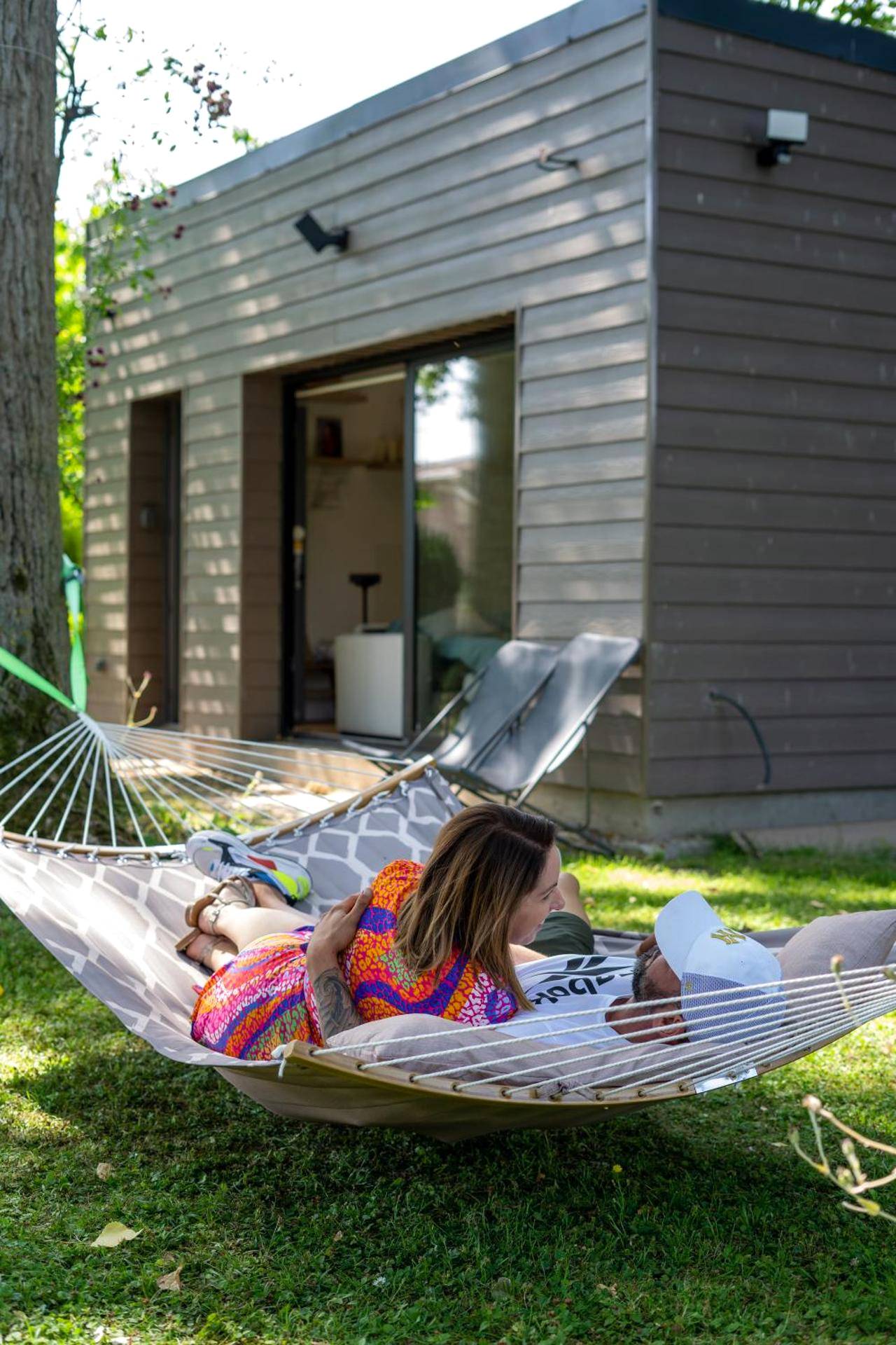 Hamac dans jardin devant logement en bois - Capsule Nature & Photos - Jacuzzi - Netflix & Home cinéma - PS5 & jeu