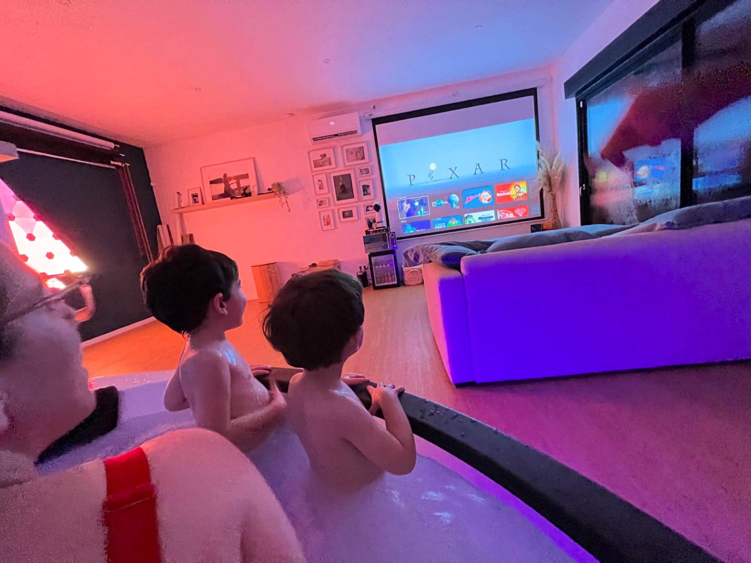 Écran de cinéma géant face au jacuzzi - Capsule Nature & Photos - Jacuzzi - Netflix & Home cinéma - PS5 & jeu
