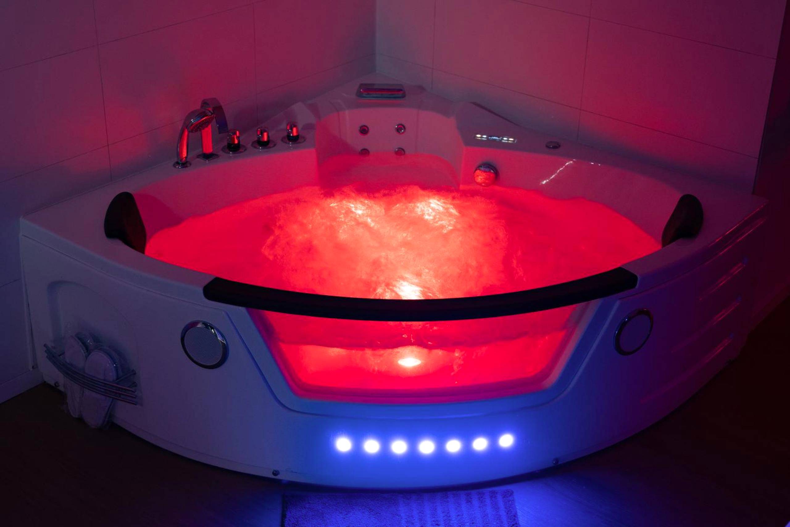 Jacuzzi d'angle avec éclairage LED rouge - Capsule Nature & Photos - Jacuzzi - Netflix & Home cinéma - PS5 & jeu