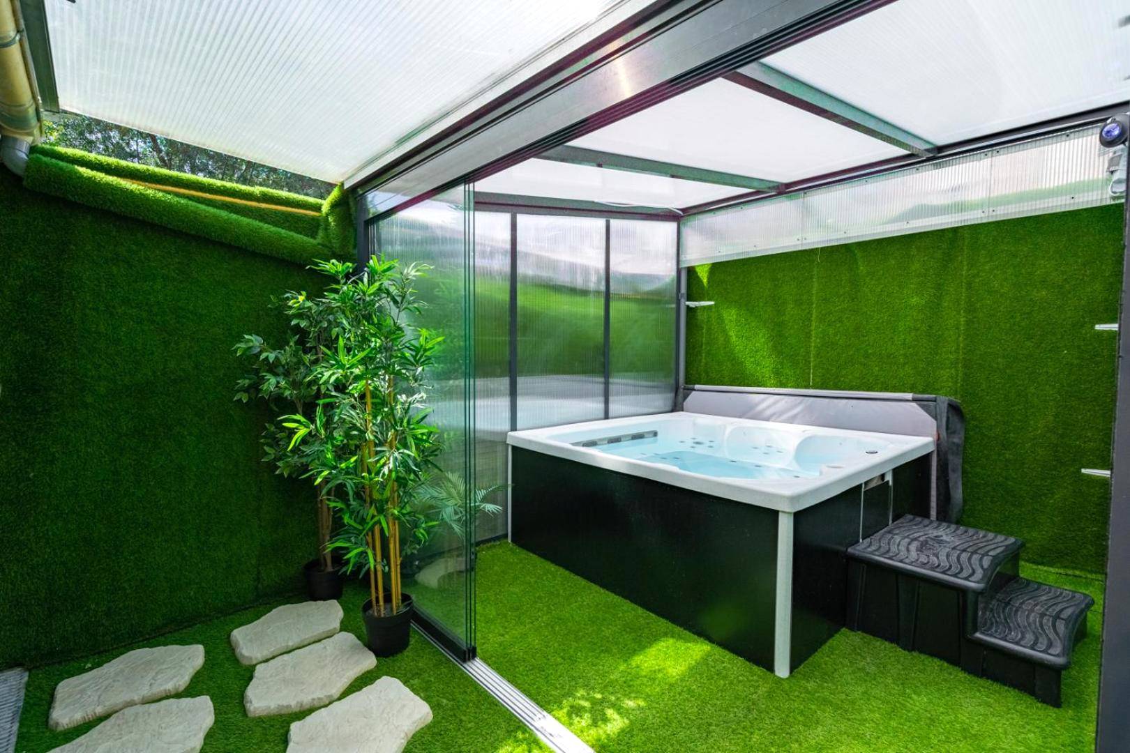 Jacuzzi privatif sous véranda avec gazon mural - Capsule océan - Jacuzzi - Billard - Netflix - 2 Chambres - Cuisine