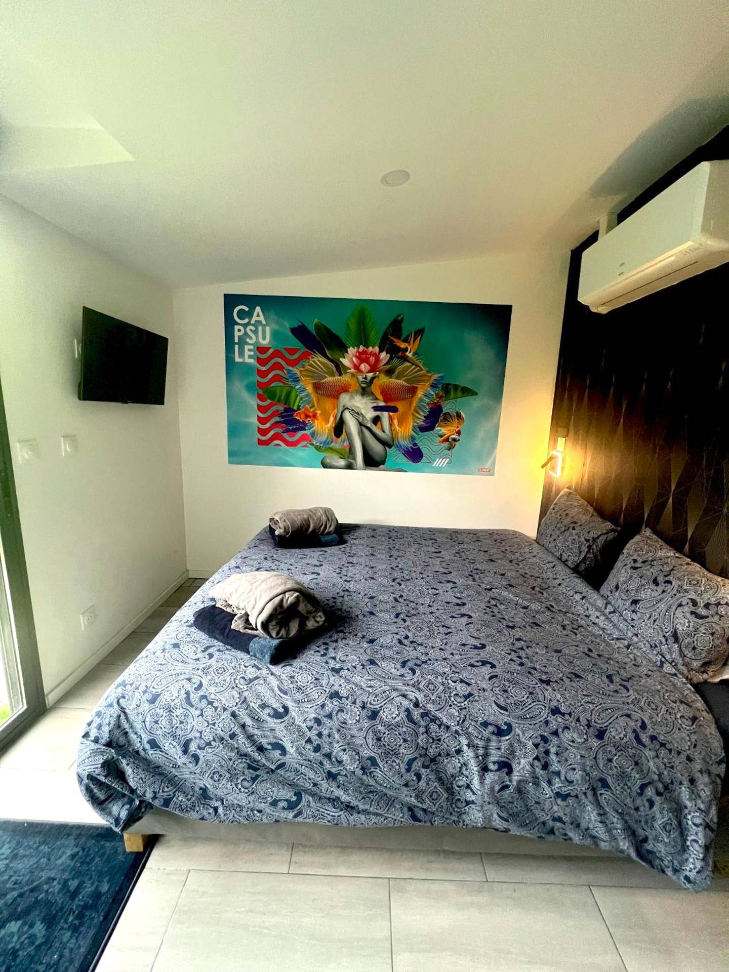Lit double avec parure bleue et fresque murale - Capsule océan - Jacuzzi - Billard - Netflix - 2 Chambres - Cuisine