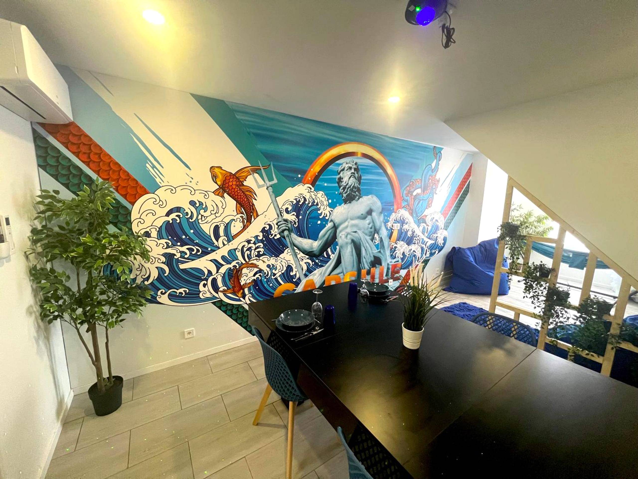 Espace repas face à une fresque de Poséidon - Capsule océan - Jacuzzi - Billard - Netflix - 2 Chambres - Cuisine