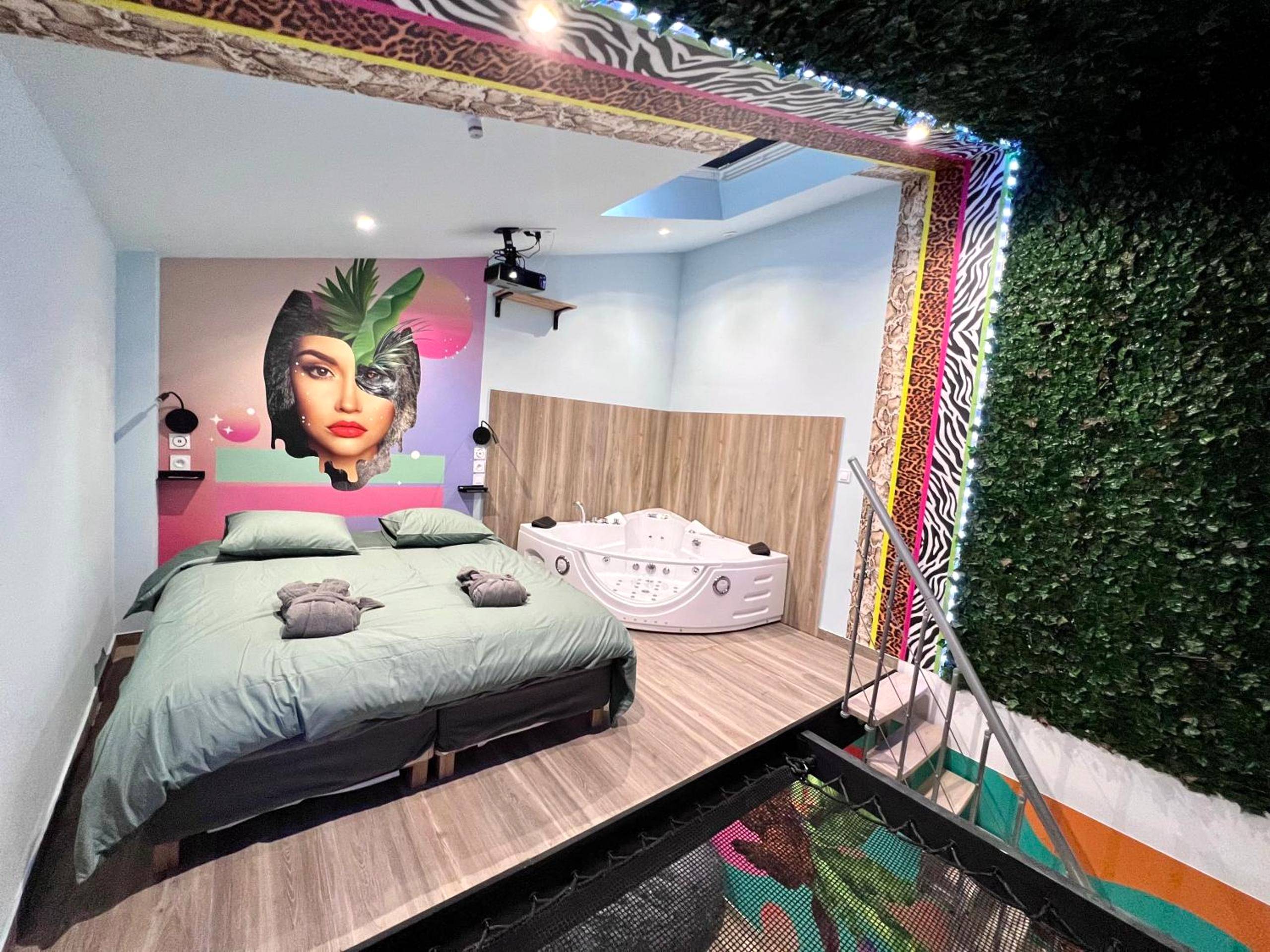 Lit double et baignoire balnéo privative - Capsule Safari - Jacuzzi - Nintendo Switch - Netflix & Home cinéma - Pouf...