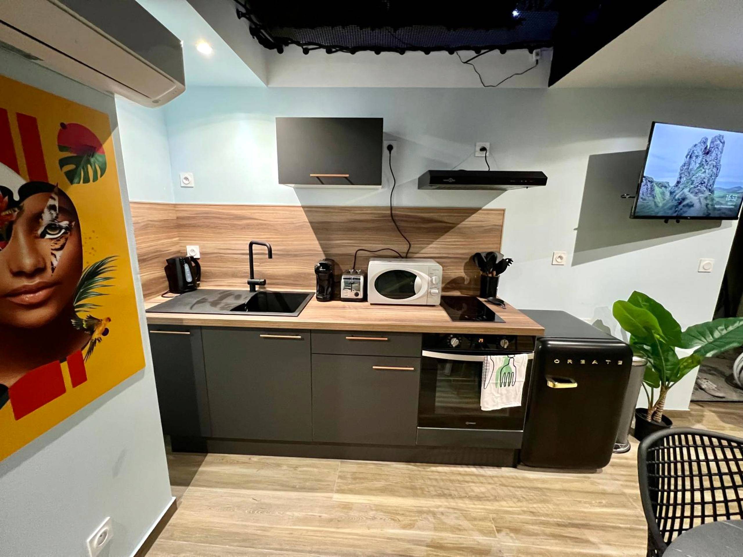 Photo du logement - Capsule Safari - Jacuzzi - Nintendo Switch - Netflix & Home cinéma - Pouf géant - Filet suspendu