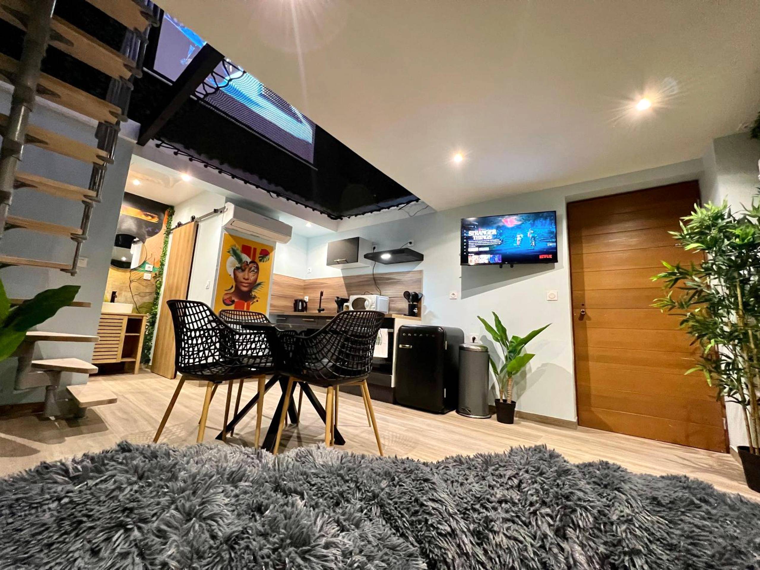 Photo du logement - Capsule Safari - Jacuzzi - Nintendo Switch - Netflix & Home cinéma - Pouf géant - Filet suspendu