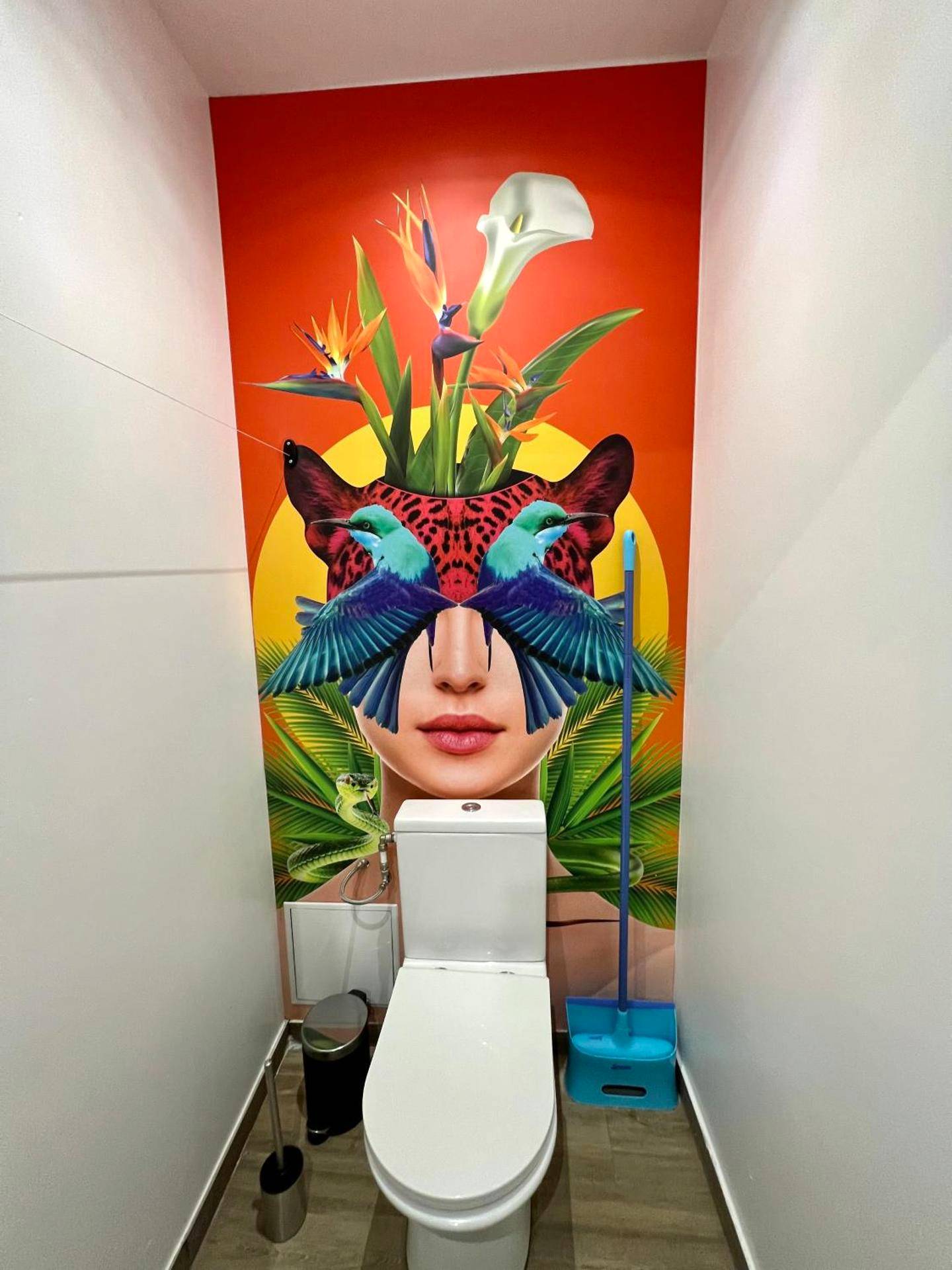 Toilettes avec fresque murale colorée - Capsule Safari - Jacuzzi - Nintendo Switch - Netflix & Home cinéma - Pouf géant...