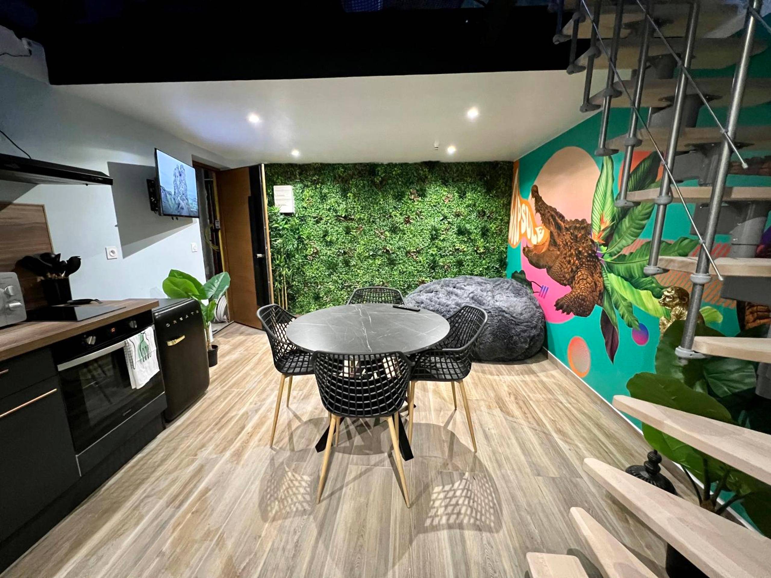 Espace repas et cuisine équipée moderne - Capsule Safari - Jacuzzi - Nintendo Switch - Netflix & Home cinéma - Pouf...
