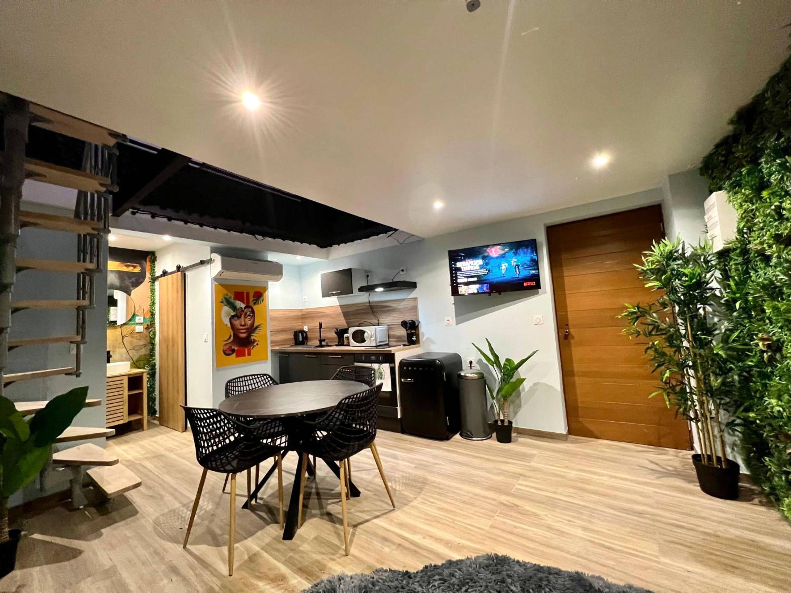 Salon ouvert avec coin cuisine et escalier - Capsule Safari - Jacuzzi - Nintendo Switch - Netflix & Home cinéma - Pouf...