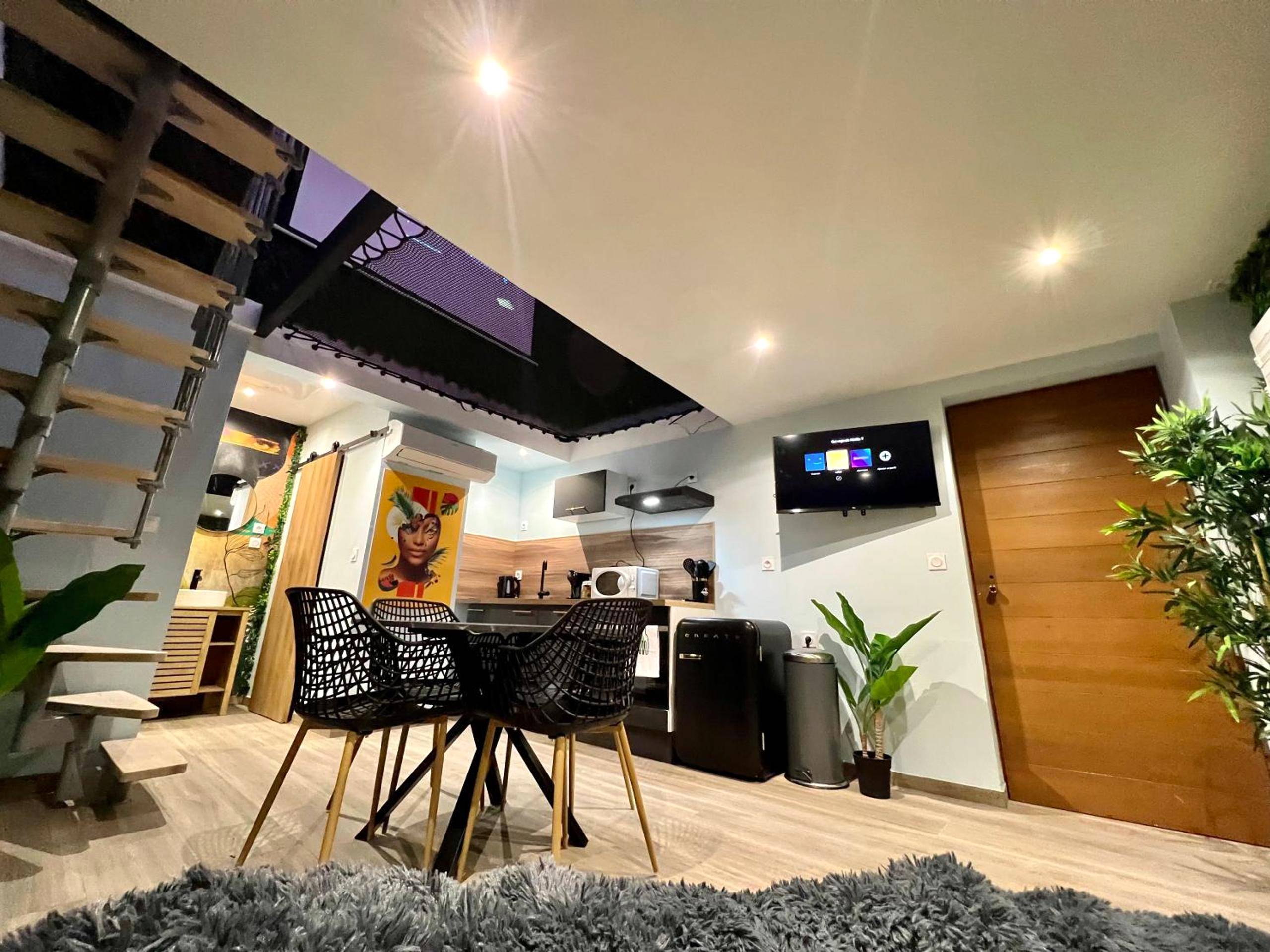Photo du logement - Capsule Safari - Jacuzzi - Nintendo Switch - Netflix & Home cinéma - Pouf géant - Filet suspendu