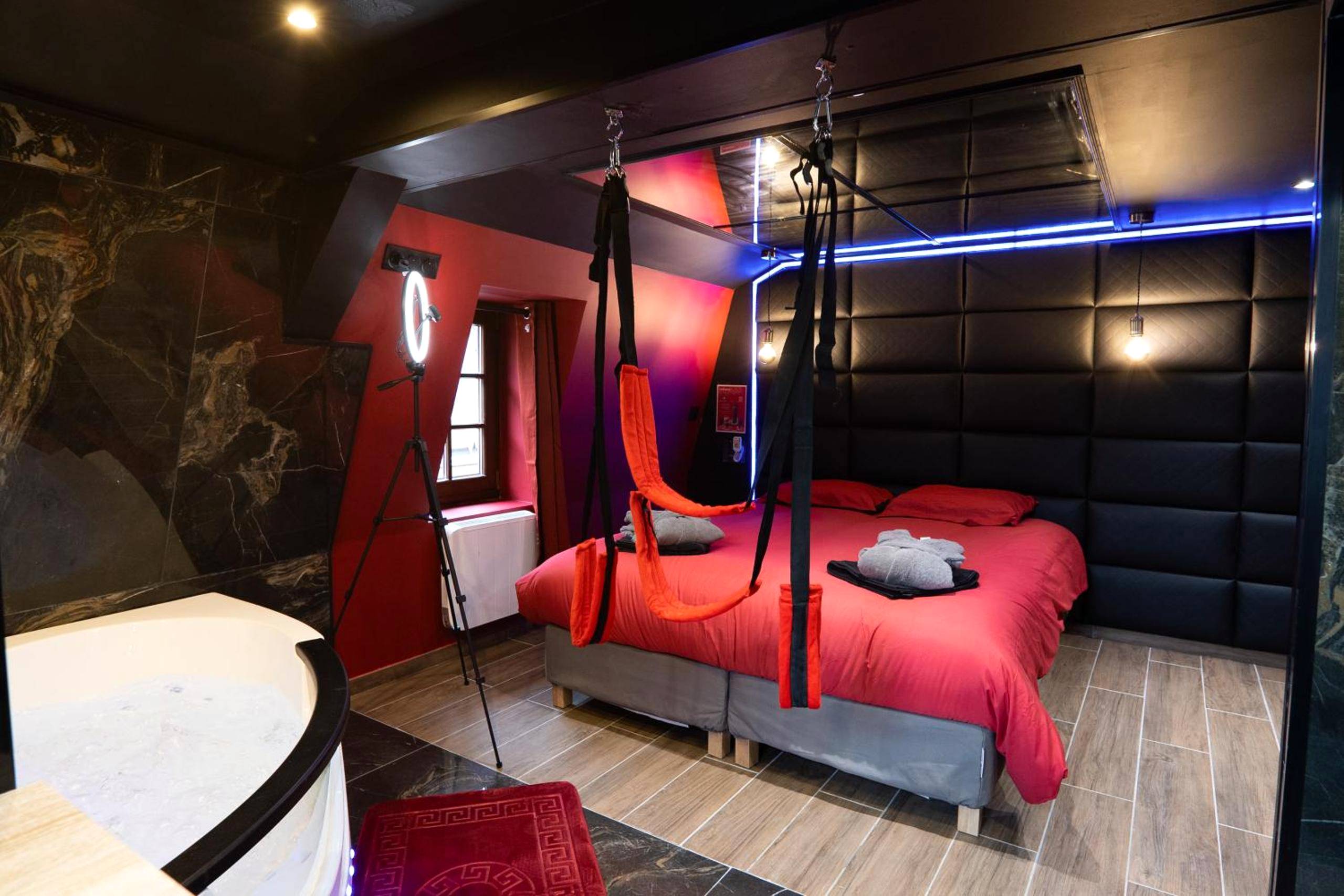 Lit double avec balancelle érotique et miroir - Capsule Secret - Jacuzzi - Netflix & Home cinéma - Jeux de couple -...