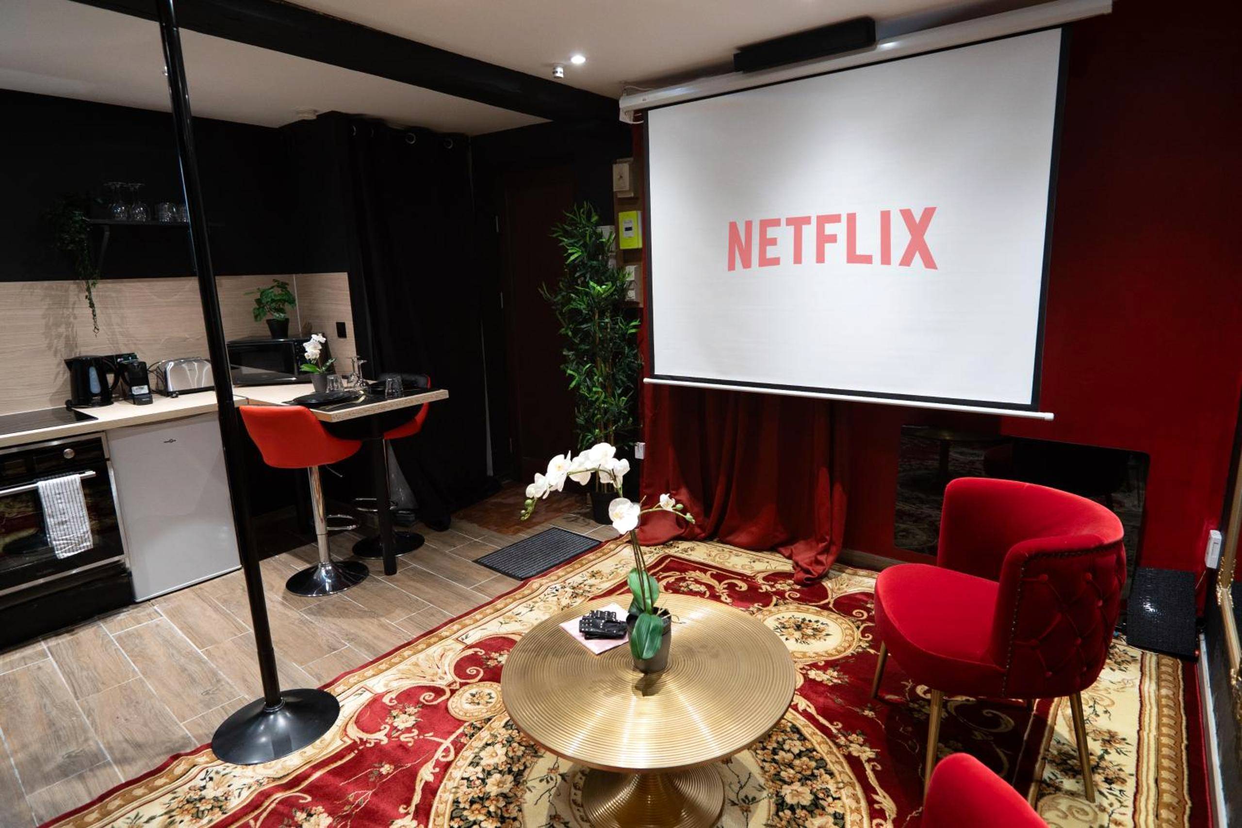 Photo du logement - Capsule Secret - Jacuzzi - Netflix & Home cinéma - Jeux de couple - Barre de pole dance