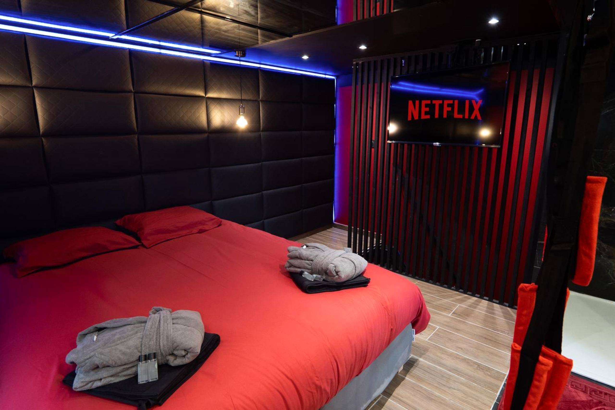 Photo du logement - Capsule Secret - Jacuzzi - Netflix & Home cinéma - Jeux de couple - Barre de pole dance
