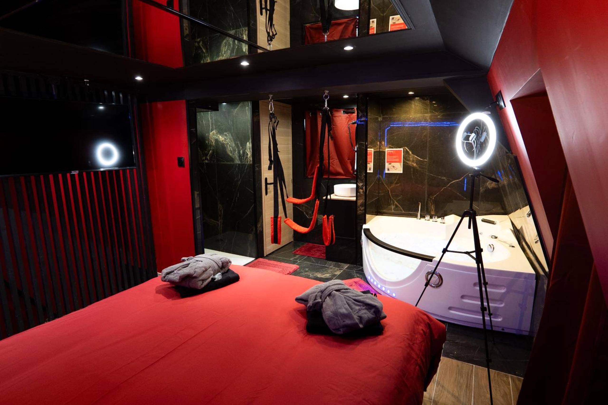 Photo du logement - Capsule Secret - Jacuzzi - Netflix & Home cinéma - Jeux de couple - Barre de pole dance