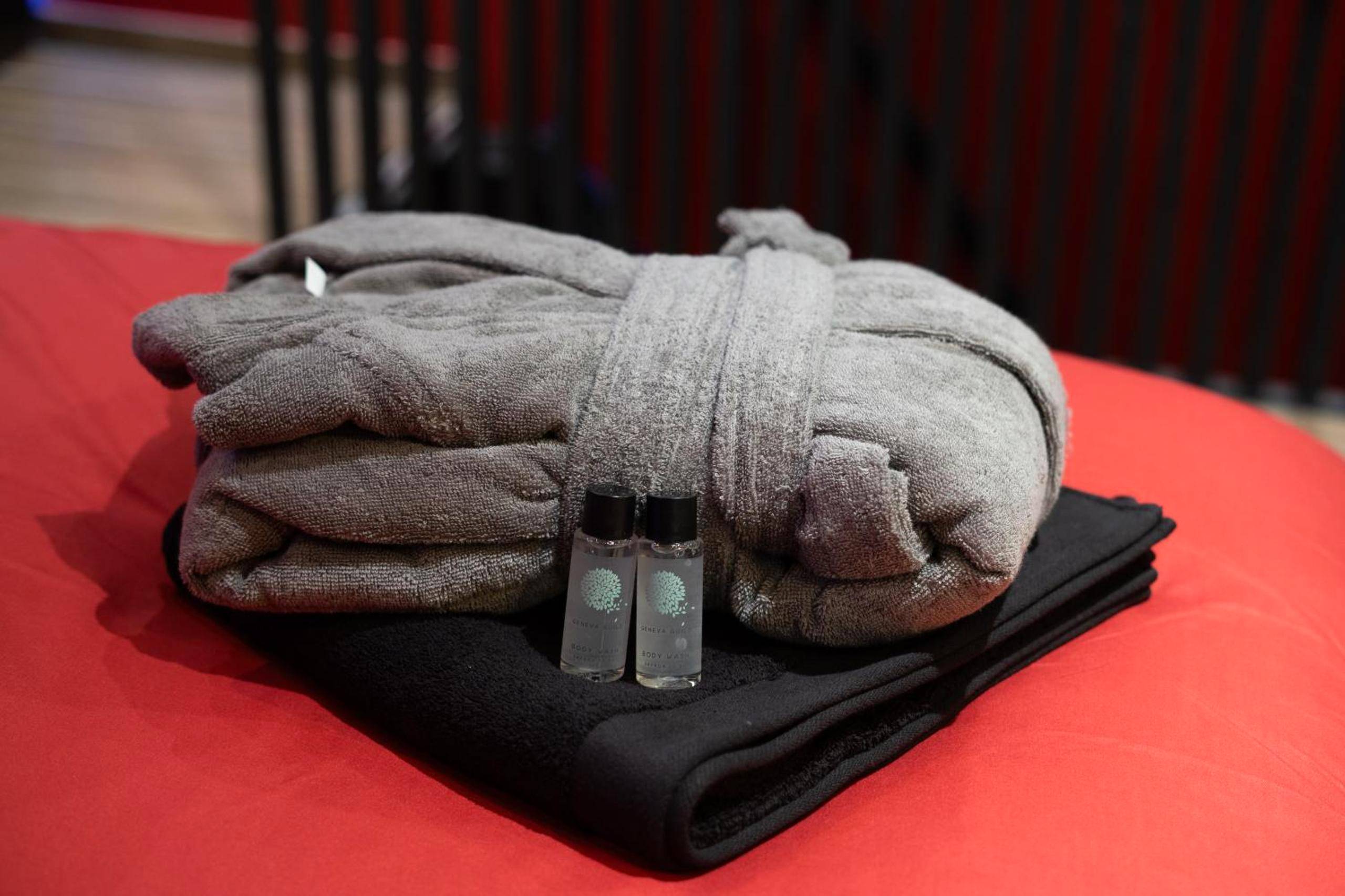 Photo du logement - Capsule Secret - Jacuzzi - Netflix & Home cinéma - Jeux de couple - Barre de pole dance