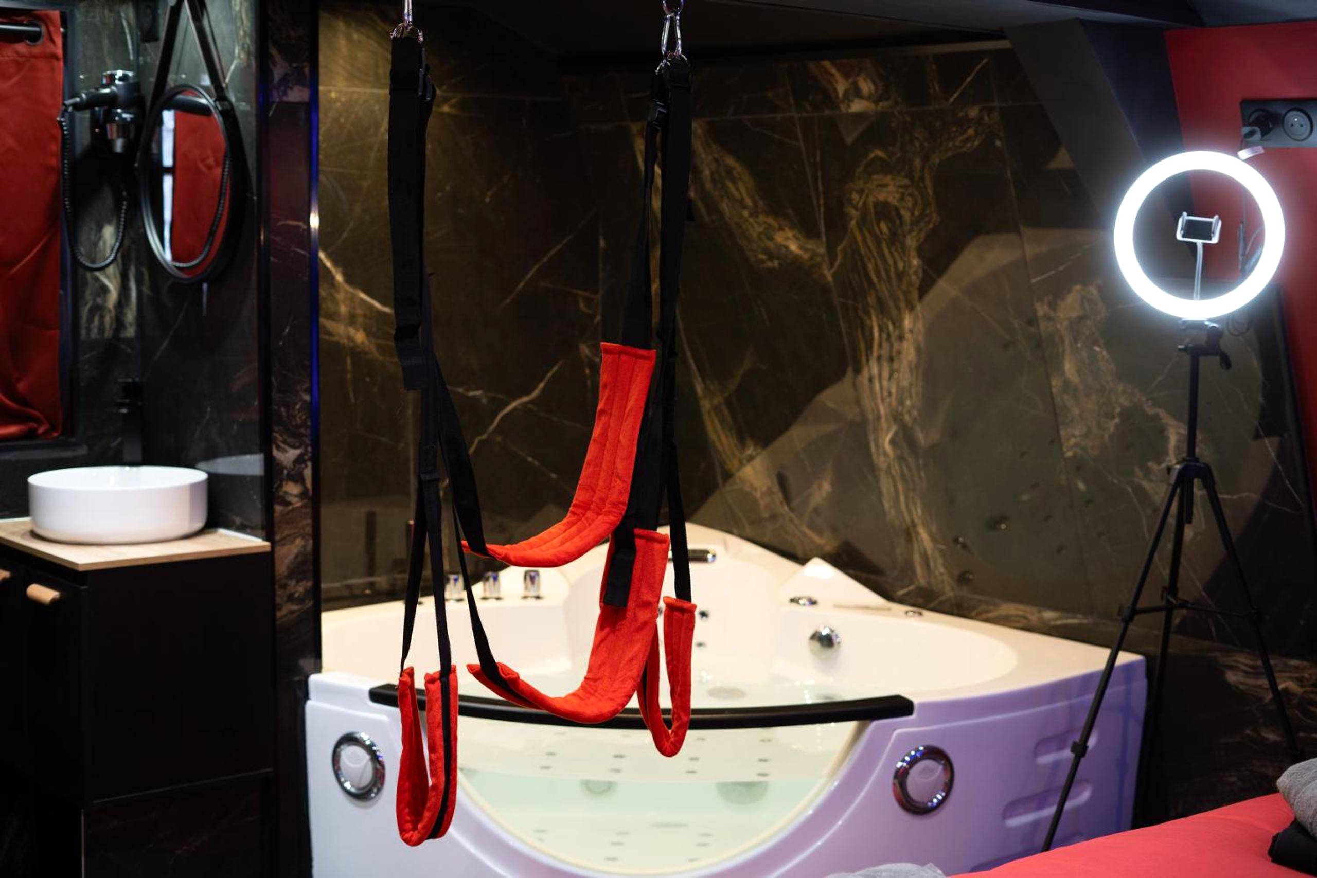 Photo - Capsule Secret - Jacuzzi - Netflix & Home cinéma - Jeux de couple - Barre de pole dance - Trith - Saint - Léger