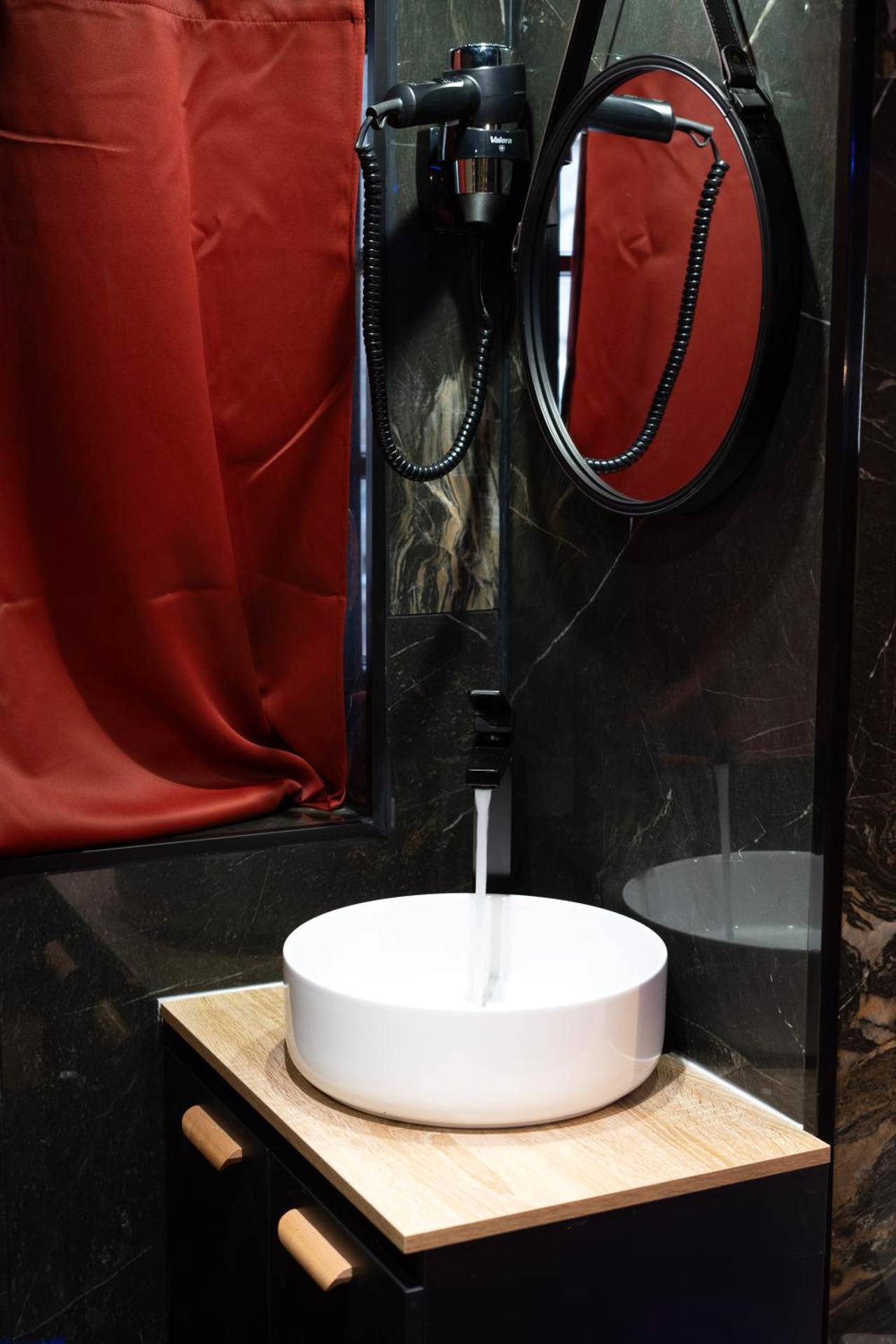 Photo du logement - Capsule Secret - Jacuzzi - Netflix & Home cinéma - Jeux de couple - Barre de pole dance