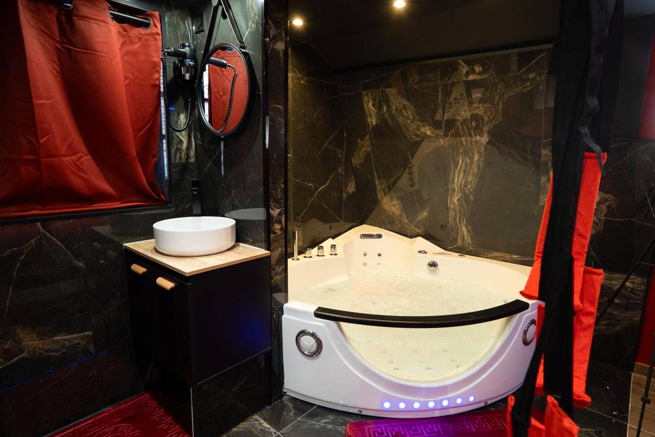 Jacuzzi d'angle privatif et vasque moderne - Capsule Secret - Jacuzzi - Netflix & Home cinéma - Jeux de couple - Barre...
