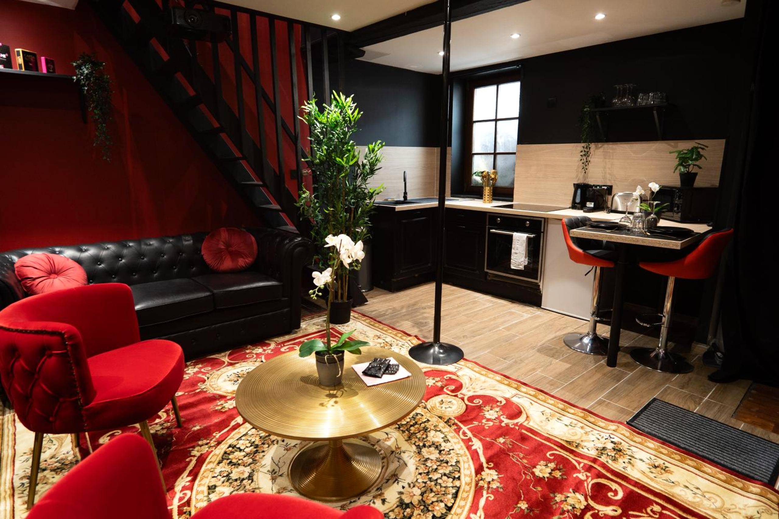 Salon avec canapé Chesterfield et cuisine équipée - Capsule Secret - Jacuzzi - Netflix & Home cinéma - Jeux de couple -...