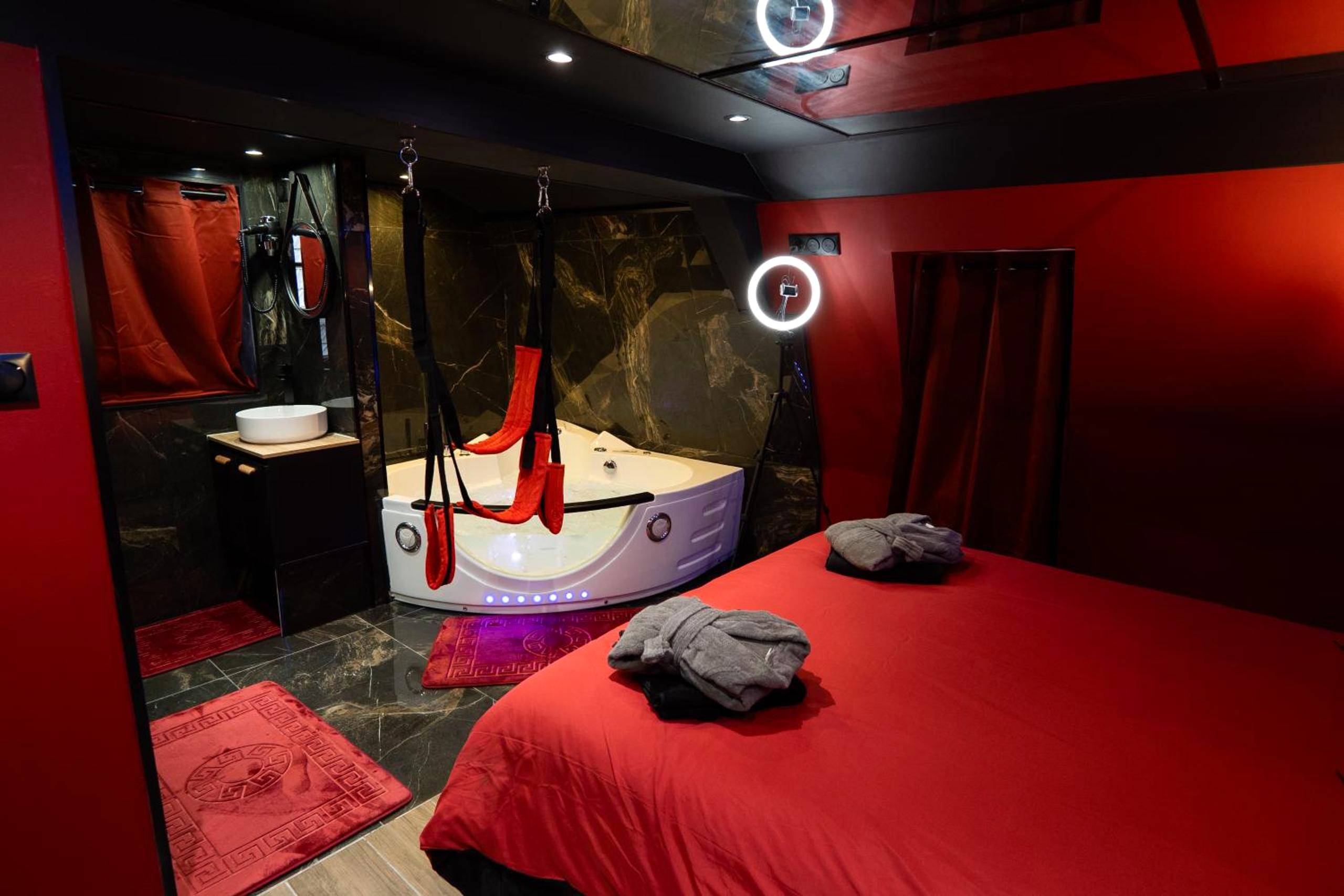 Photo - Capsule Secret - Jacuzzi - Netflix & Home cinéma - Jeux de couple - Barre de pole dance - Trith - Saint - Léger