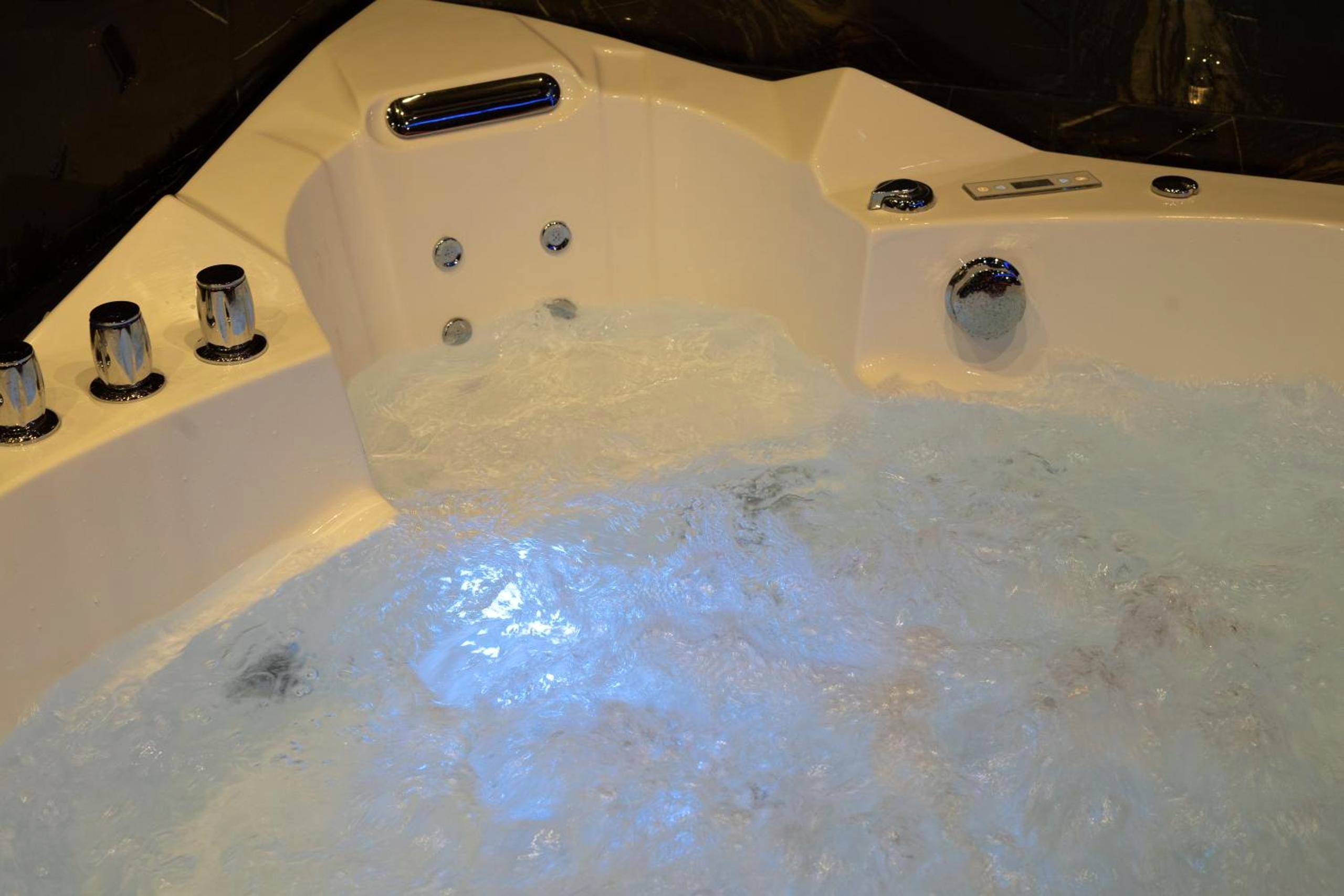 Photo du logement - Capsule Secret - Jacuzzi - Netflix & Home cinéma - Jeux de couple - Barre de pole dance