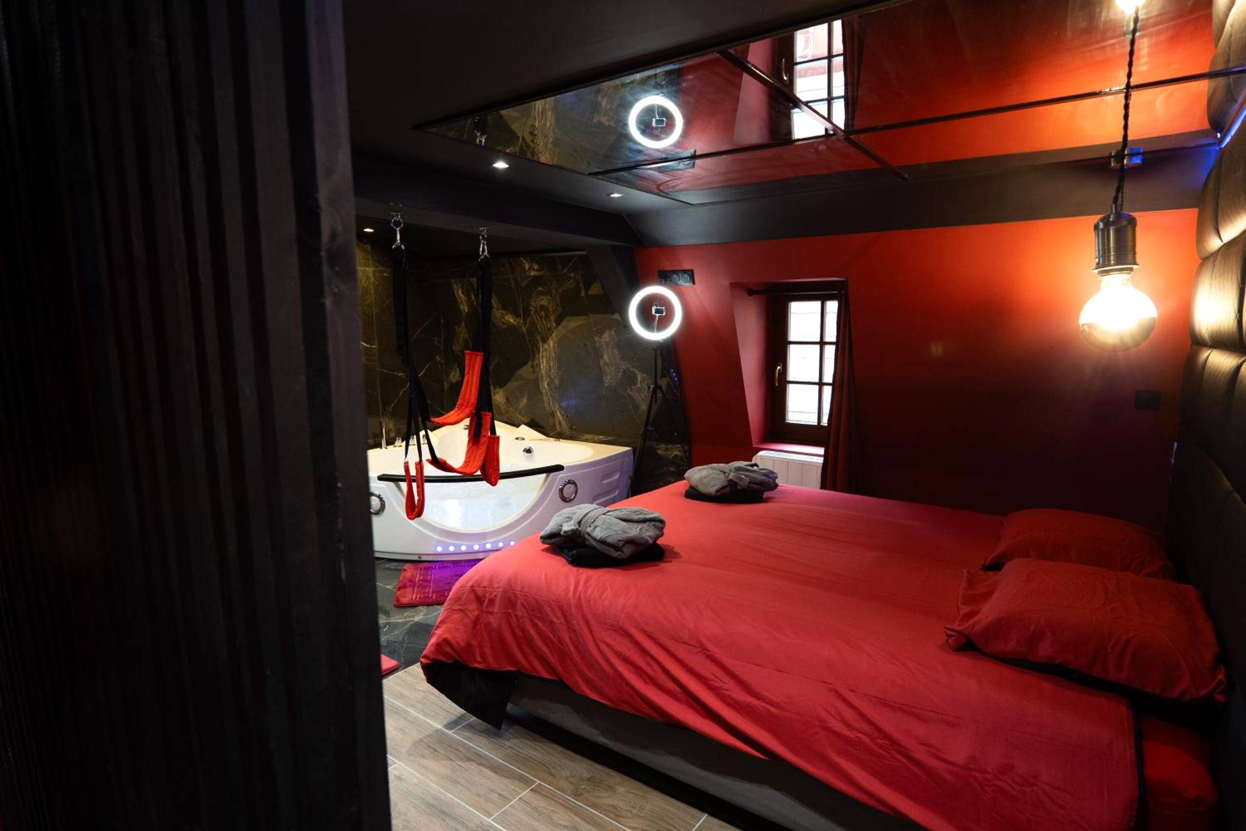Photo - Capsule Secret - Jacuzzi - Netflix & Home cinéma - Jeux de couple - Barre de pole dance - Trith - Saint - Léger
