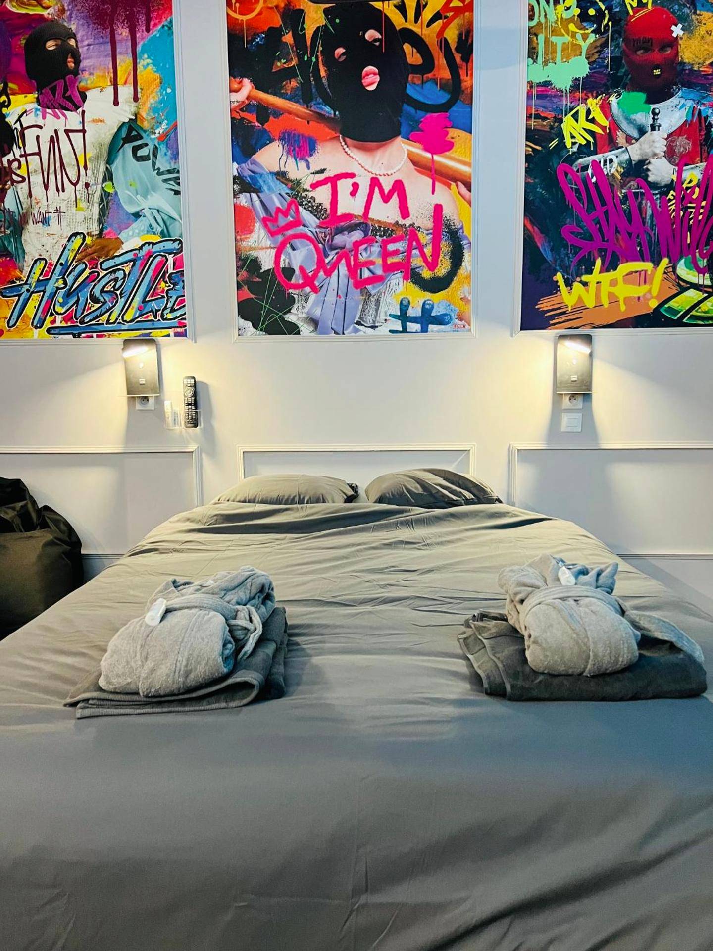 Lit double avec peignoirs et fresque street art - Capsule Street Art - Sauna - Jacuzzi - Playstation 5 - Billard -...
