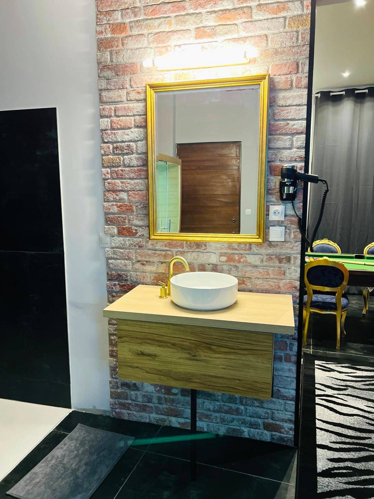 Photo du logement - Capsule Street Art - Sauna - Jacuzzi - Playstation 5 - Billard - Netflix - Home cinéma - Terrasse