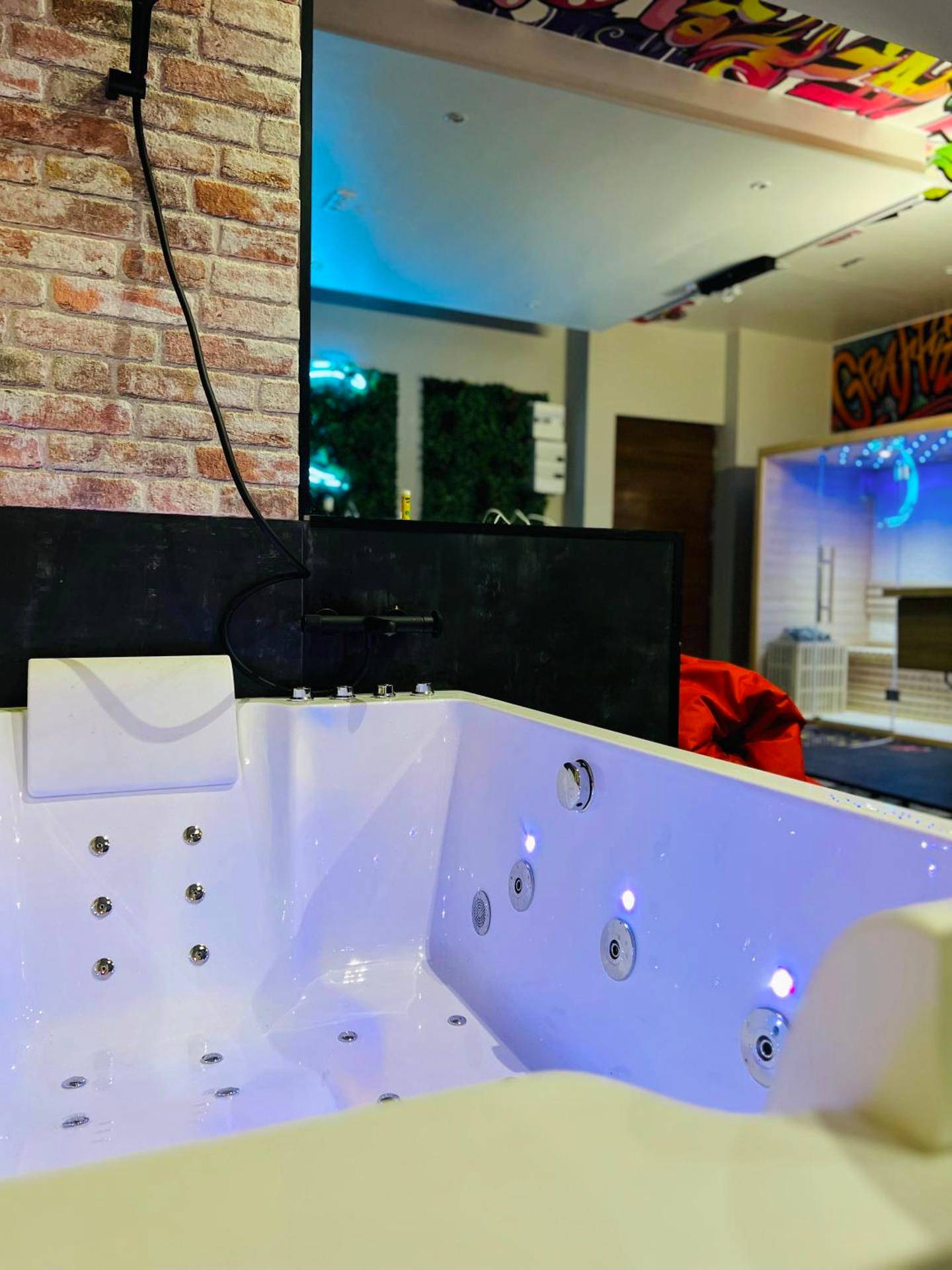 Photo du logement - Capsule Street Art - Sauna - Jacuzzi - Playstation 5 - Billard - Netflix - Home cinéma - Terrasse - Douai