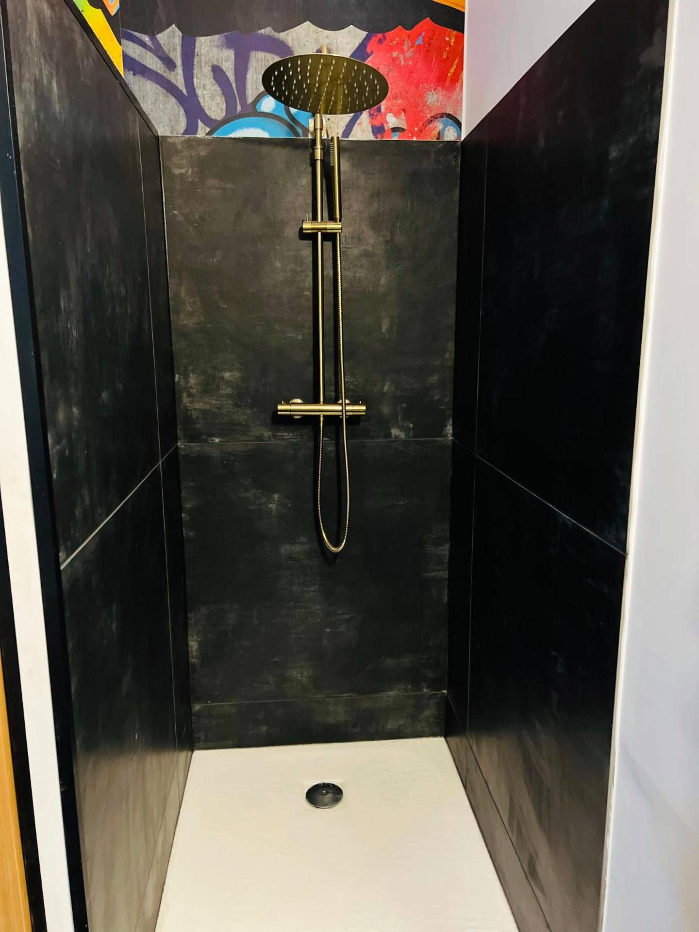 Photo du logement - Capsule Street Art - Sauna - Jacuzzi - Playstation 5 - Billard - Netflix - Home cinéma - Terrasse