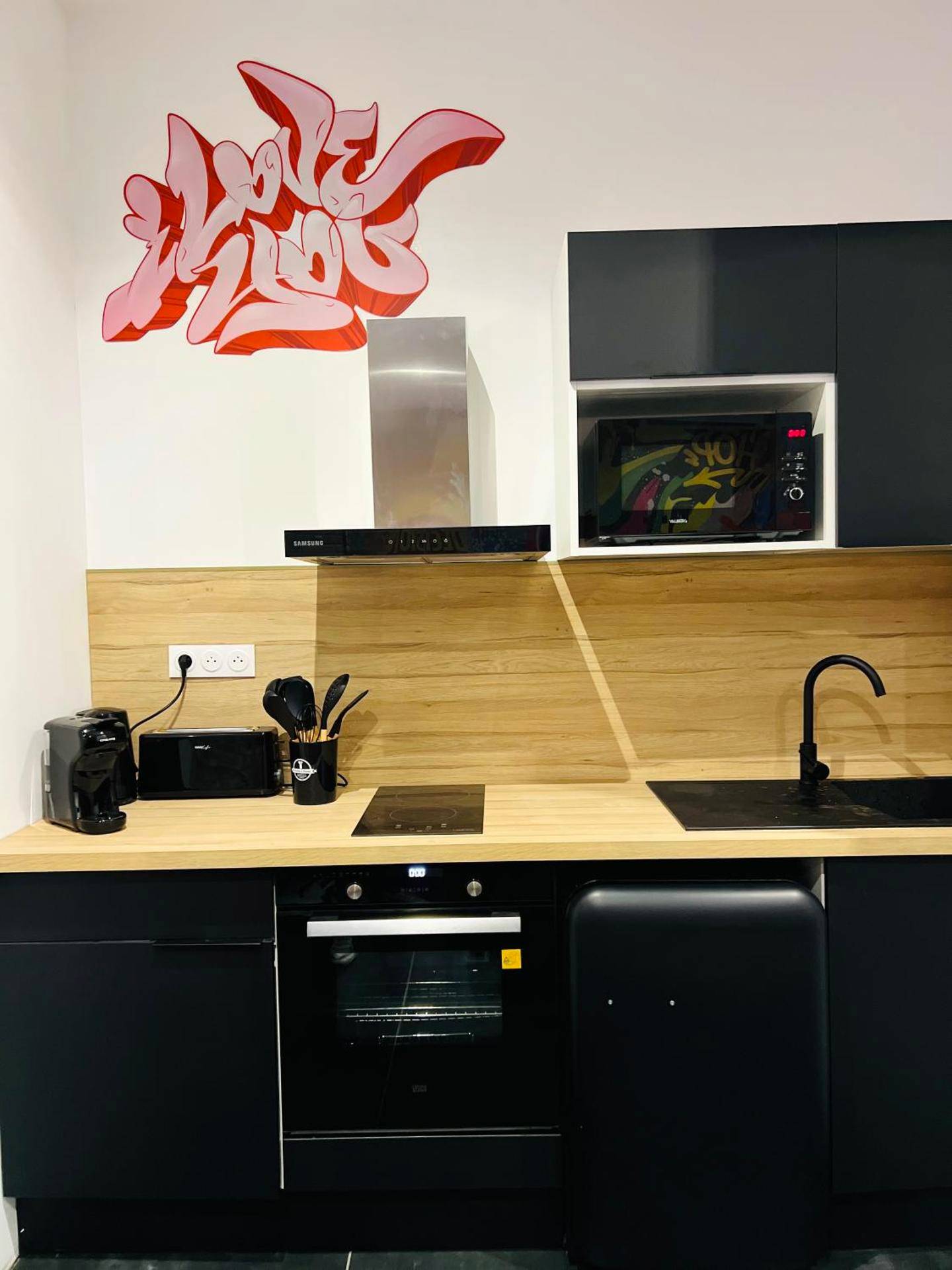 Photo du logement - Capsule Street Art - Sauna - Jacuzzi - Playstation 5 - Billard - Netflix - Home cinéma - Terrasse