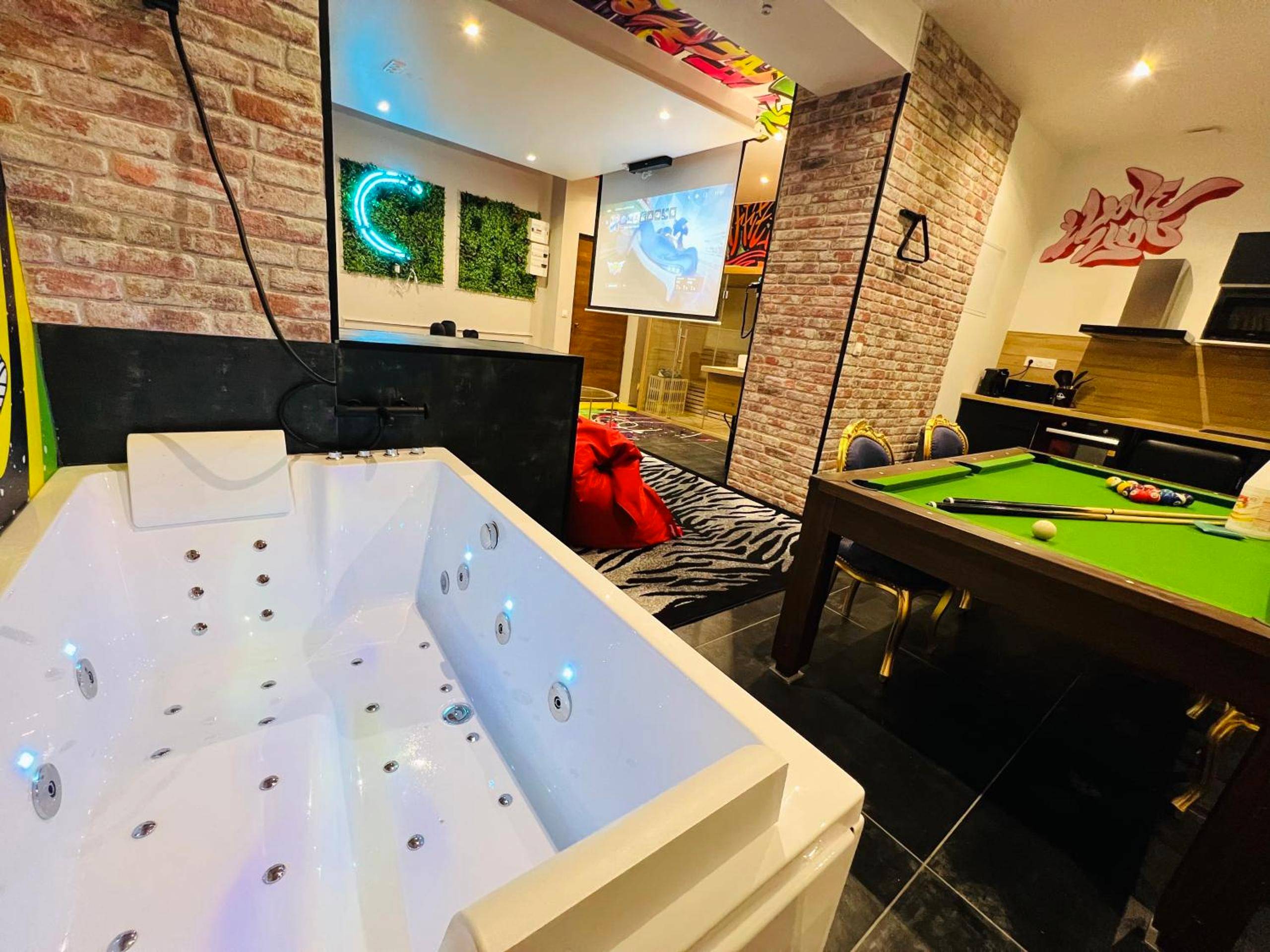 Photo du logement - Capsule Street Art - Sauna - Jacuzzi - Playstation 5 - Billard - Netflix - Home cinéma - Terrasse