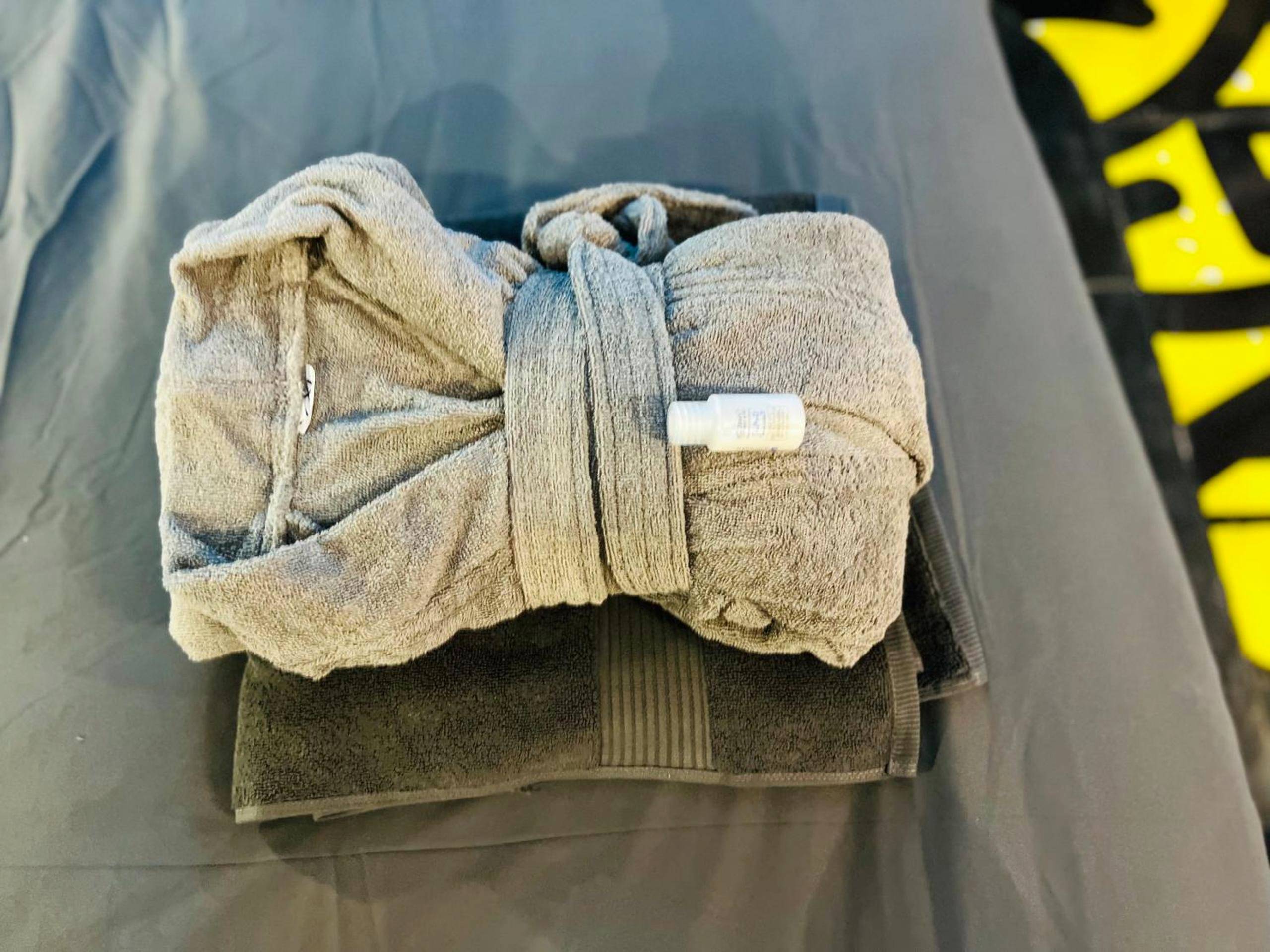 Peignoir et serviettes pliés sur le lit - Capsule Street Art - Sauna - Jacuzzi - Playstation 5 - Billard - Netflix -...