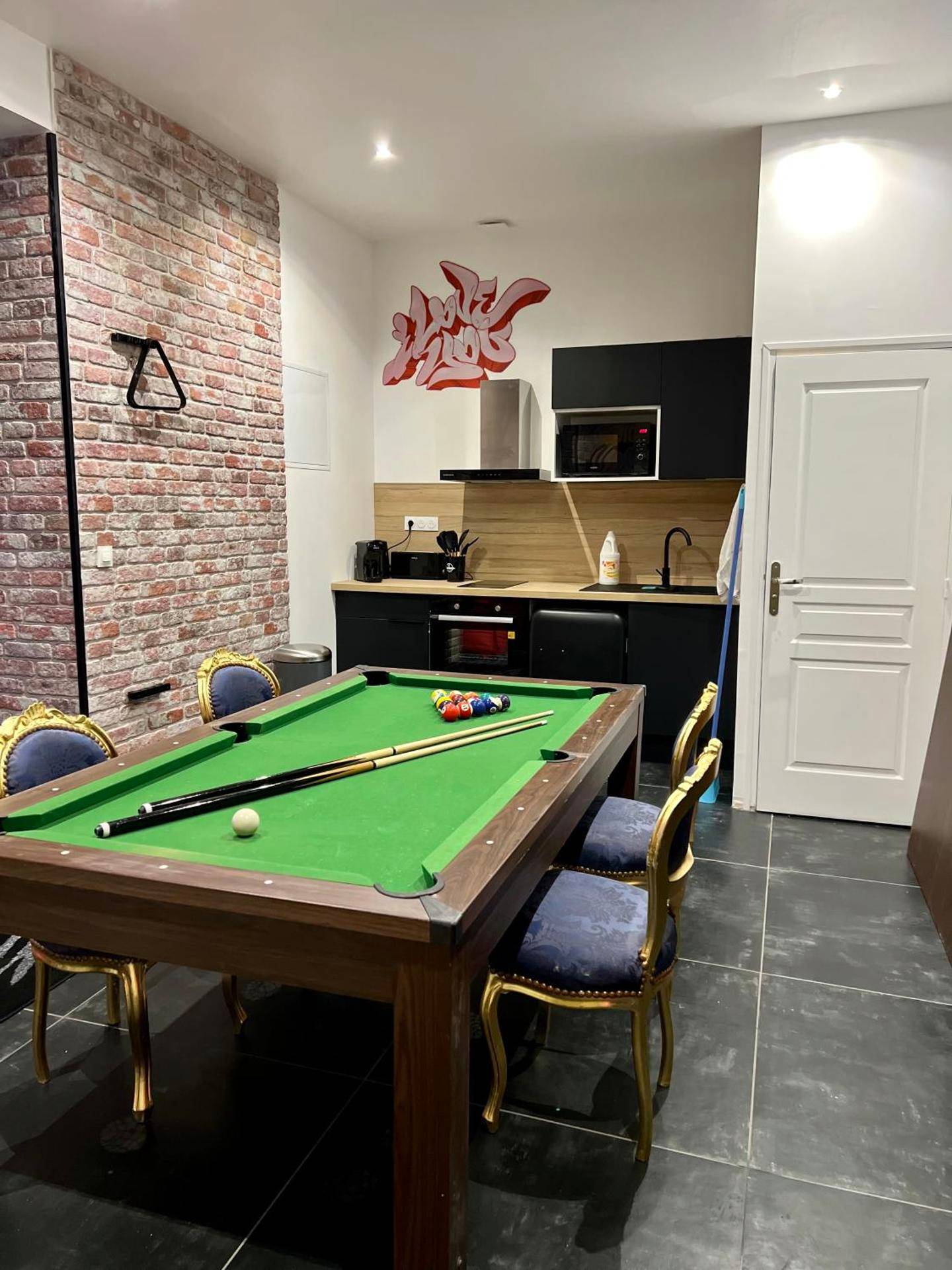Table de billard convertible et coin cuisine - Capsule Street Art - Sauna - Jacuzzi - Playstation 5 - Billard - Netflix...