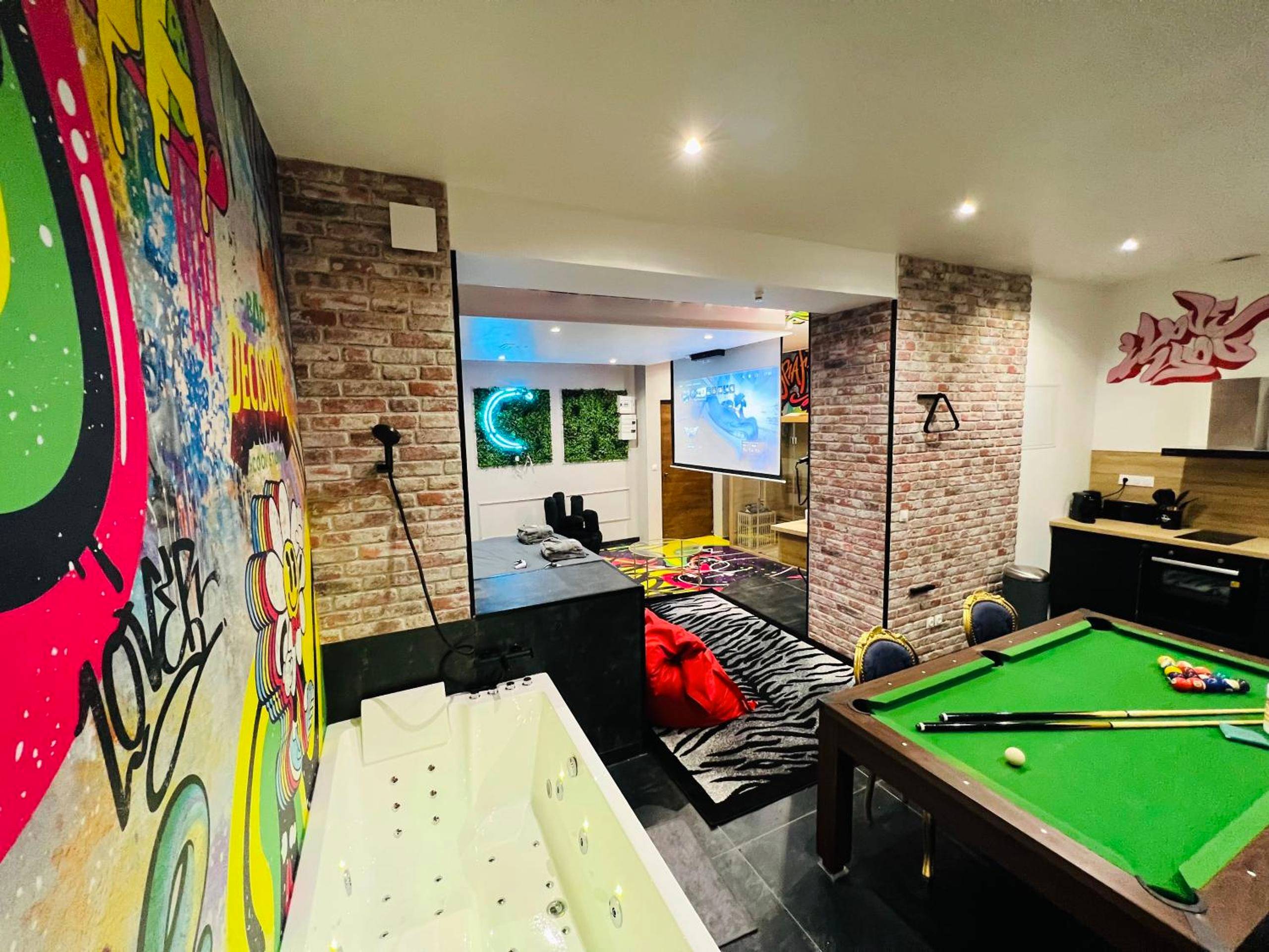 Baignoire balnéo privative et billard - Capsule Street Art - Sauna - Jacuzzi - Playstation 5 - Billard - Netflix - Home...