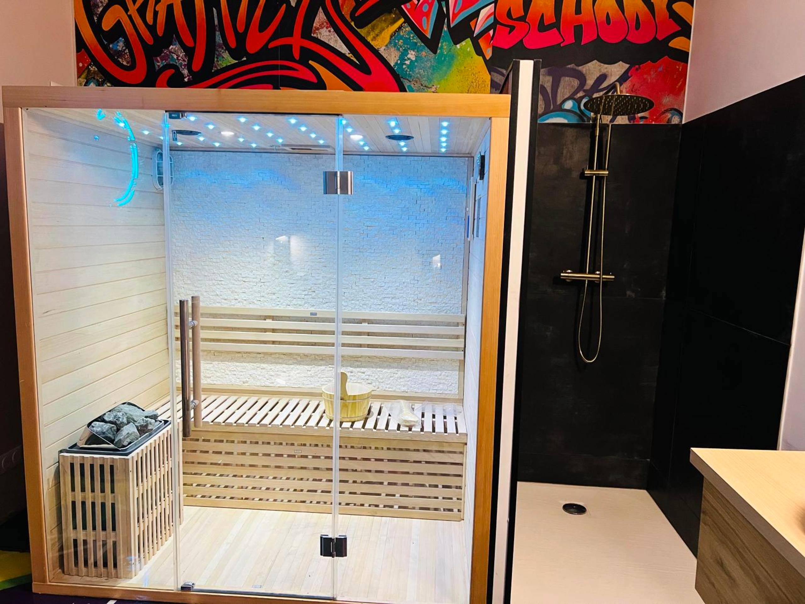 Photo du logement - Capsule Street Art - Sauna - Jacuzzi - Playstation 5 - Billard - Netflix - Home cinéma - Terrasse